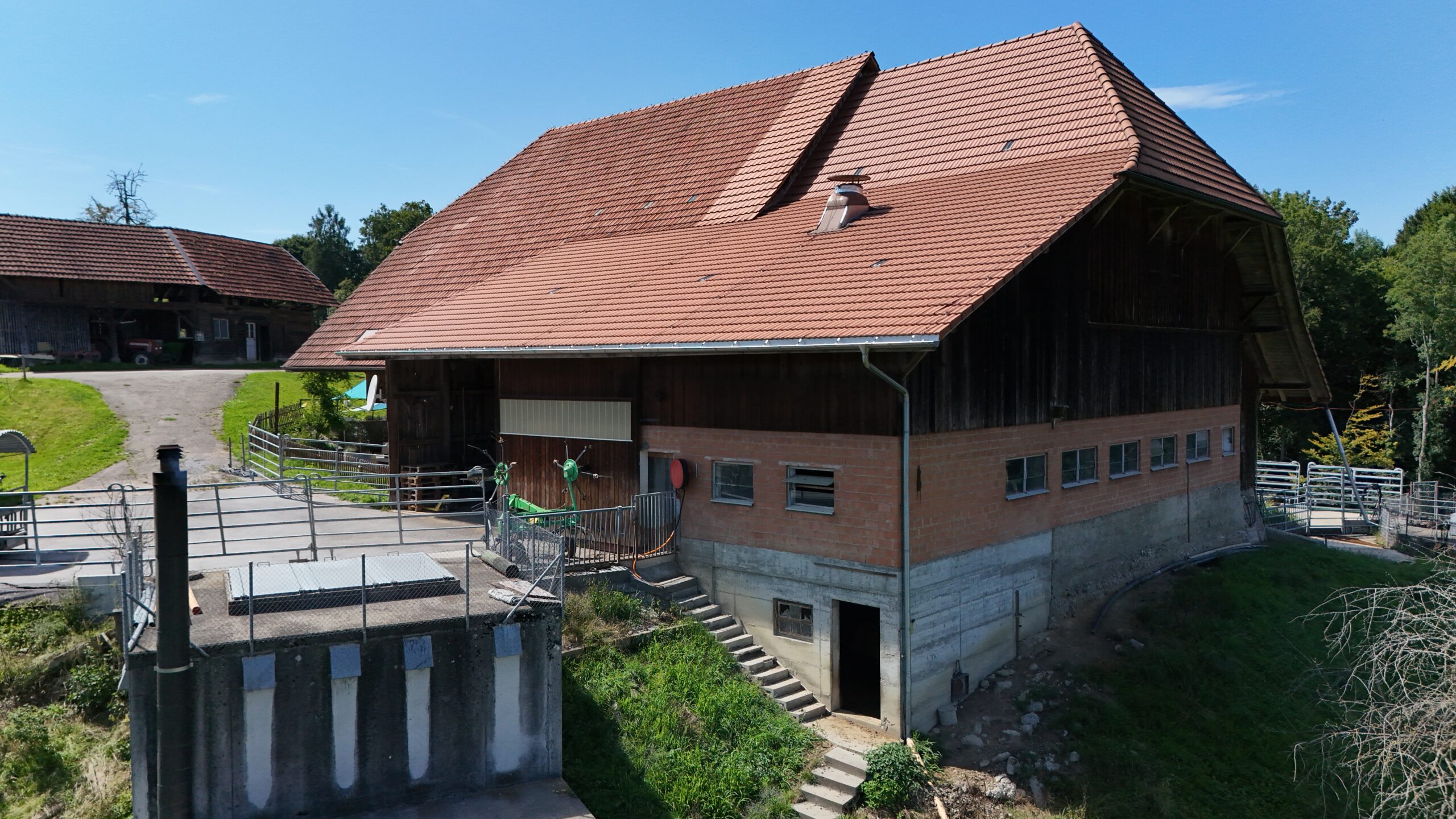 Ländliches Wirtschaftsgebäude mit großem Ziegeldach