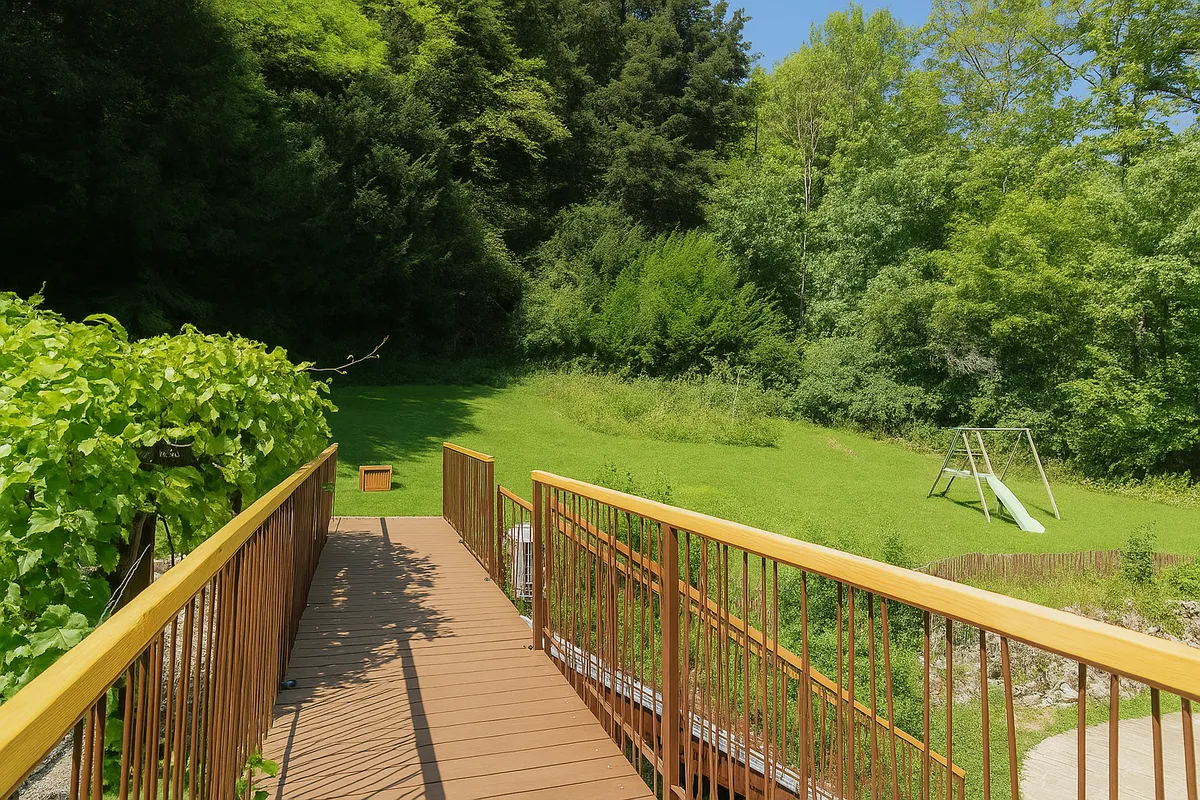 Garten mit Holzterrasse und Spielbereich