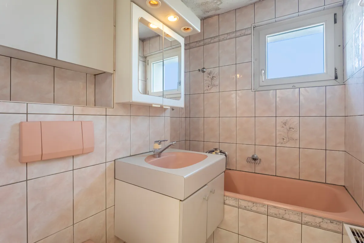 Kleines Badezimmer mit Pastellfliesen