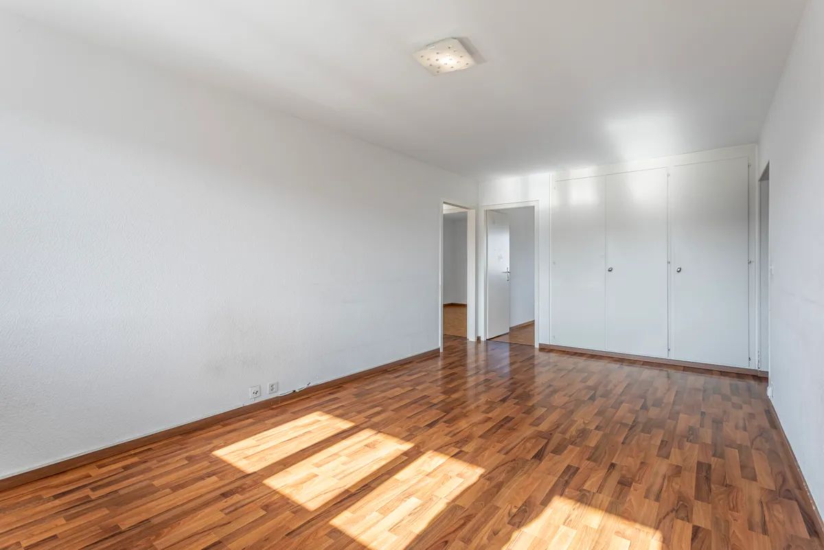 Helles, leeres Schlafzimmer mit Einbauschrank