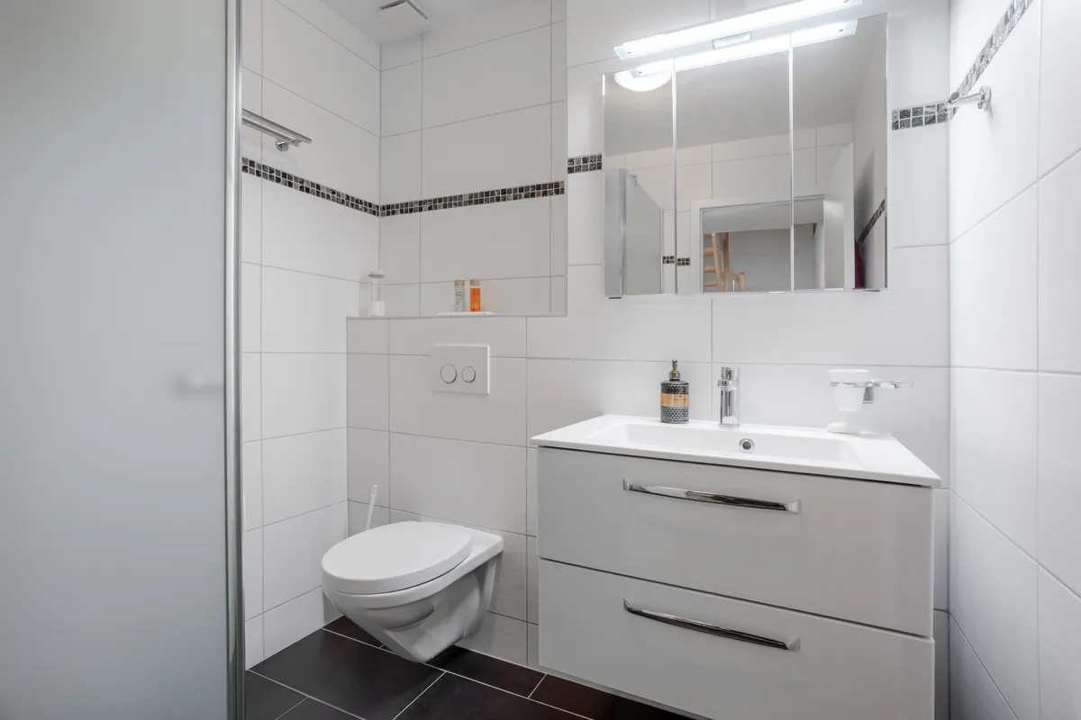 Modernes Gäste-Bad mit Dusche und Waschtisch