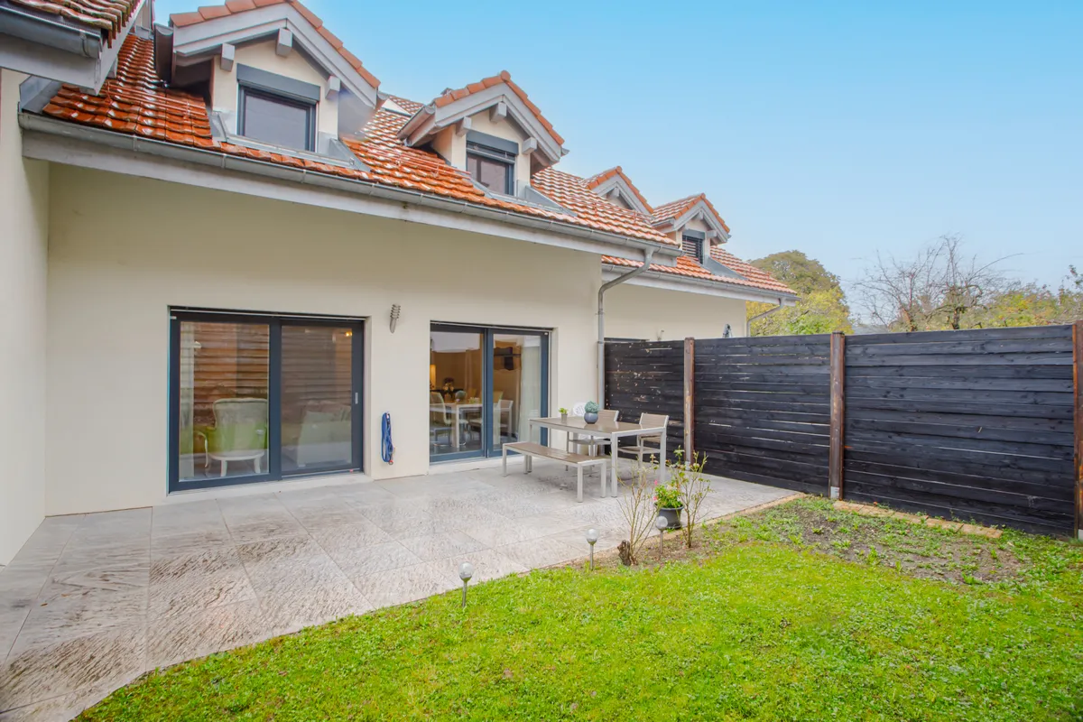 Außenansicht einer Terrasse mit Garten