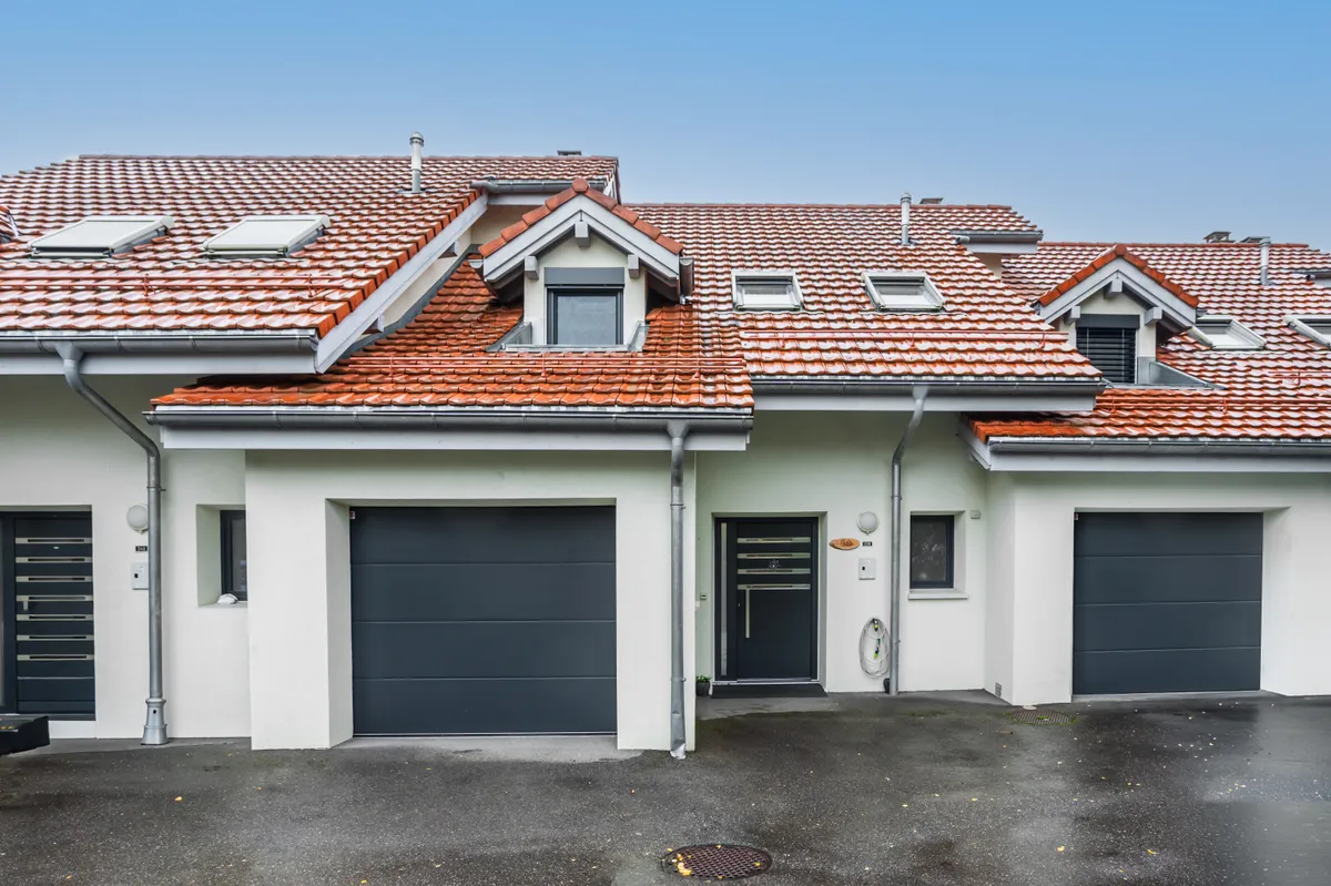 Reihenhaus-Front mit Garagen