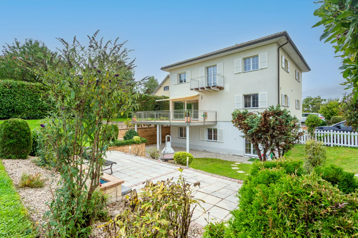 Außenansicht eines gepflegten Wohnhauses mit Garten
