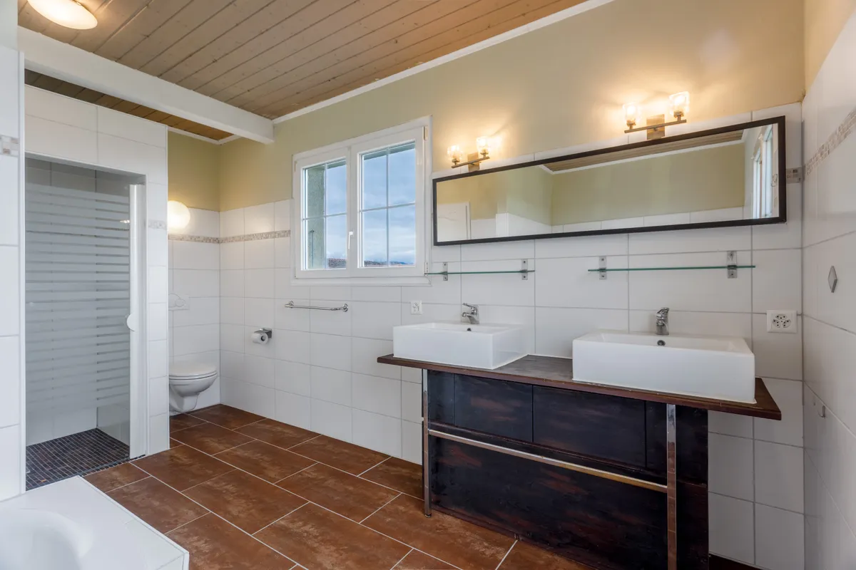 Helles Badezimmer mit Doppelwaschtisch