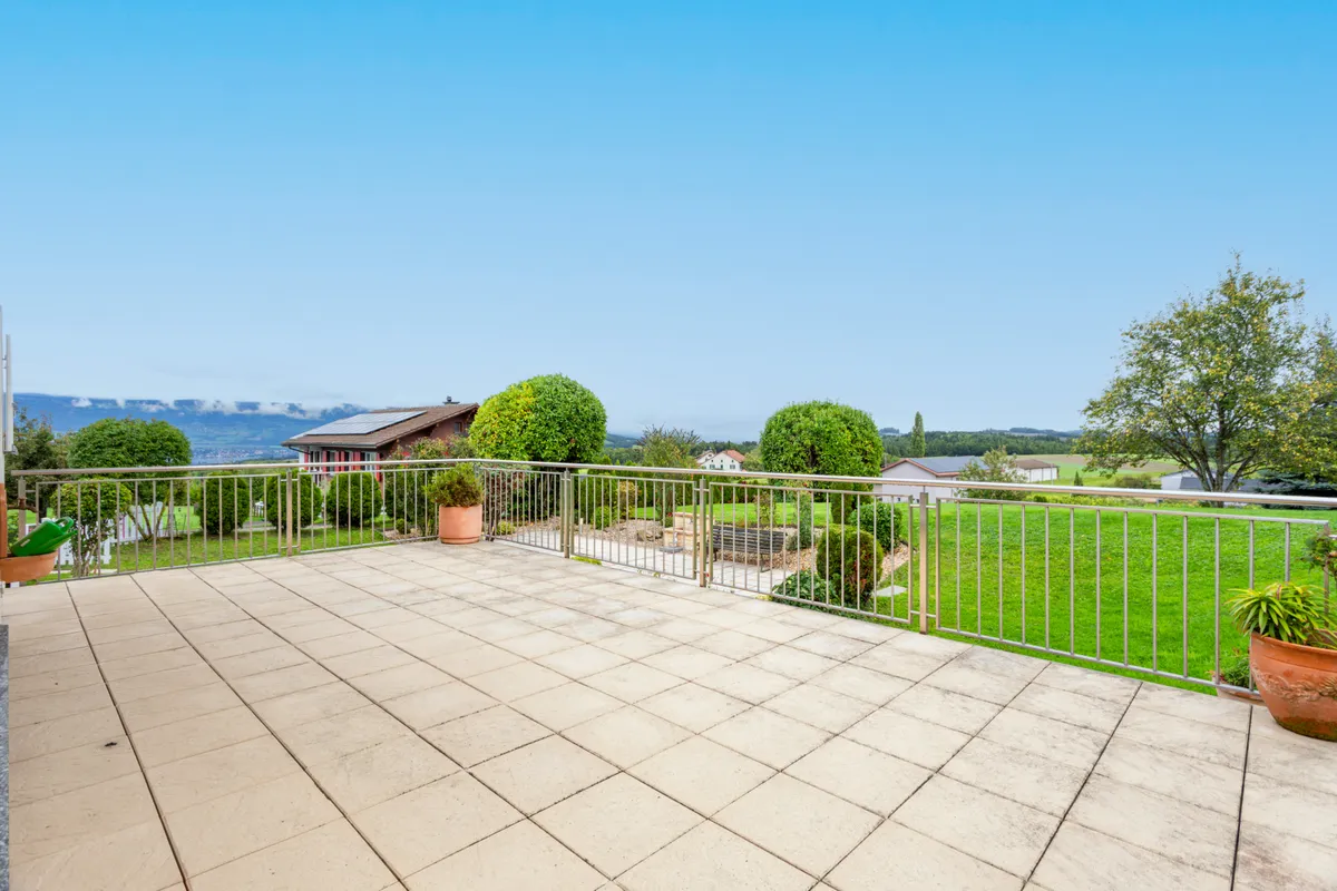Große Terrasse mit freiem Landschaftsblick