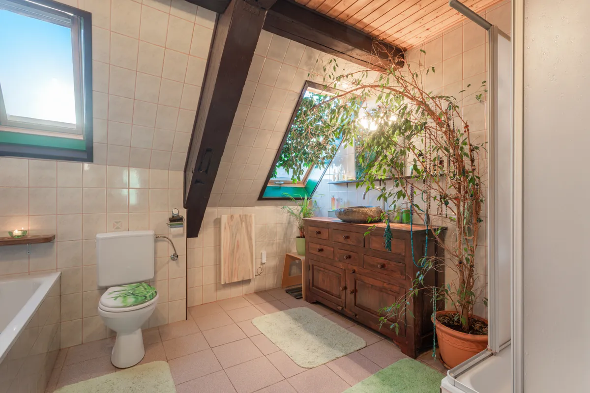 Badezimmer mit Dachschrägen und Holzakzenten