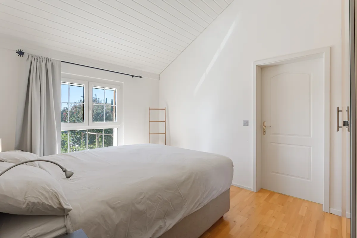 Helles Schlafzimmer mit schräger Decke