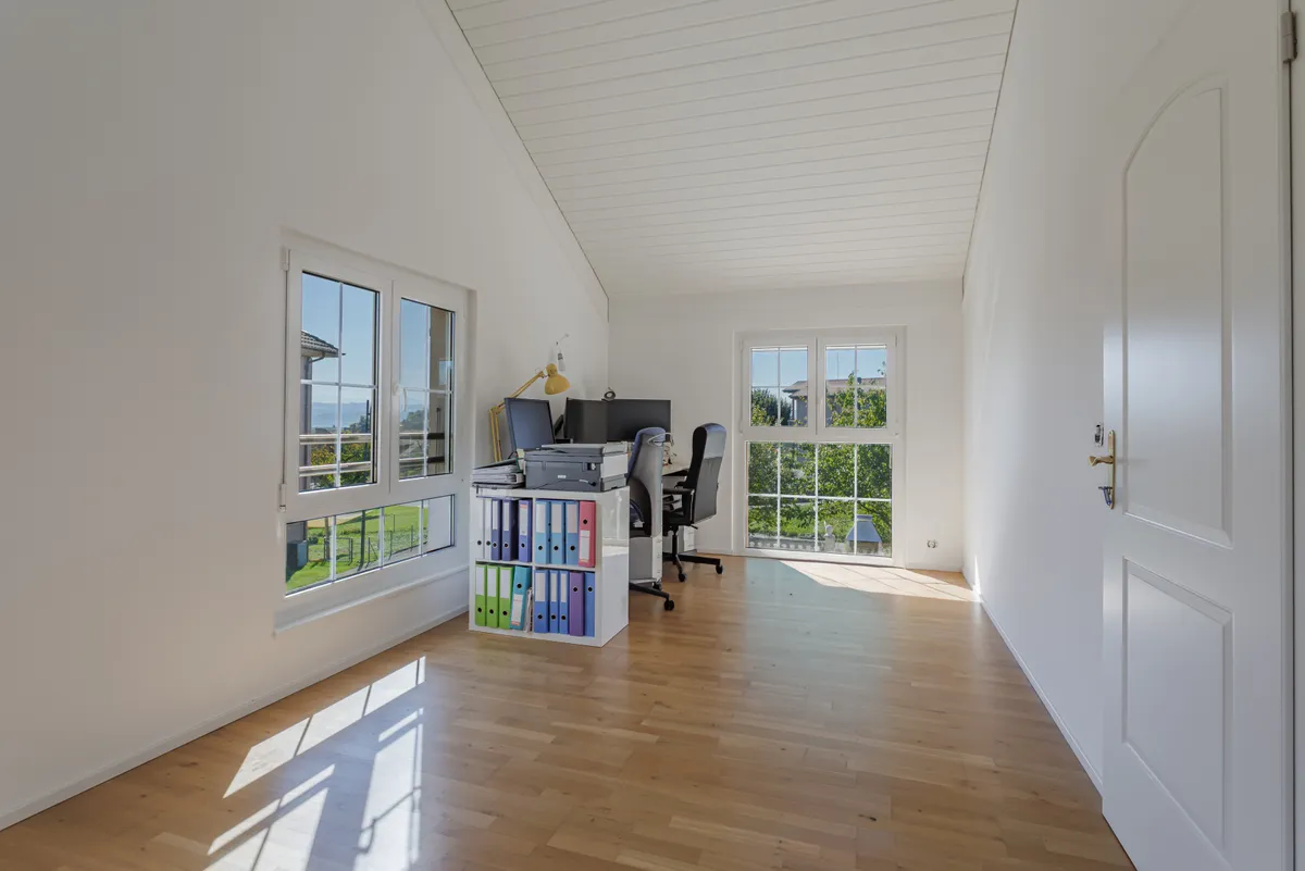 Helles Arbeitszimmer mit Blick ins Grüne