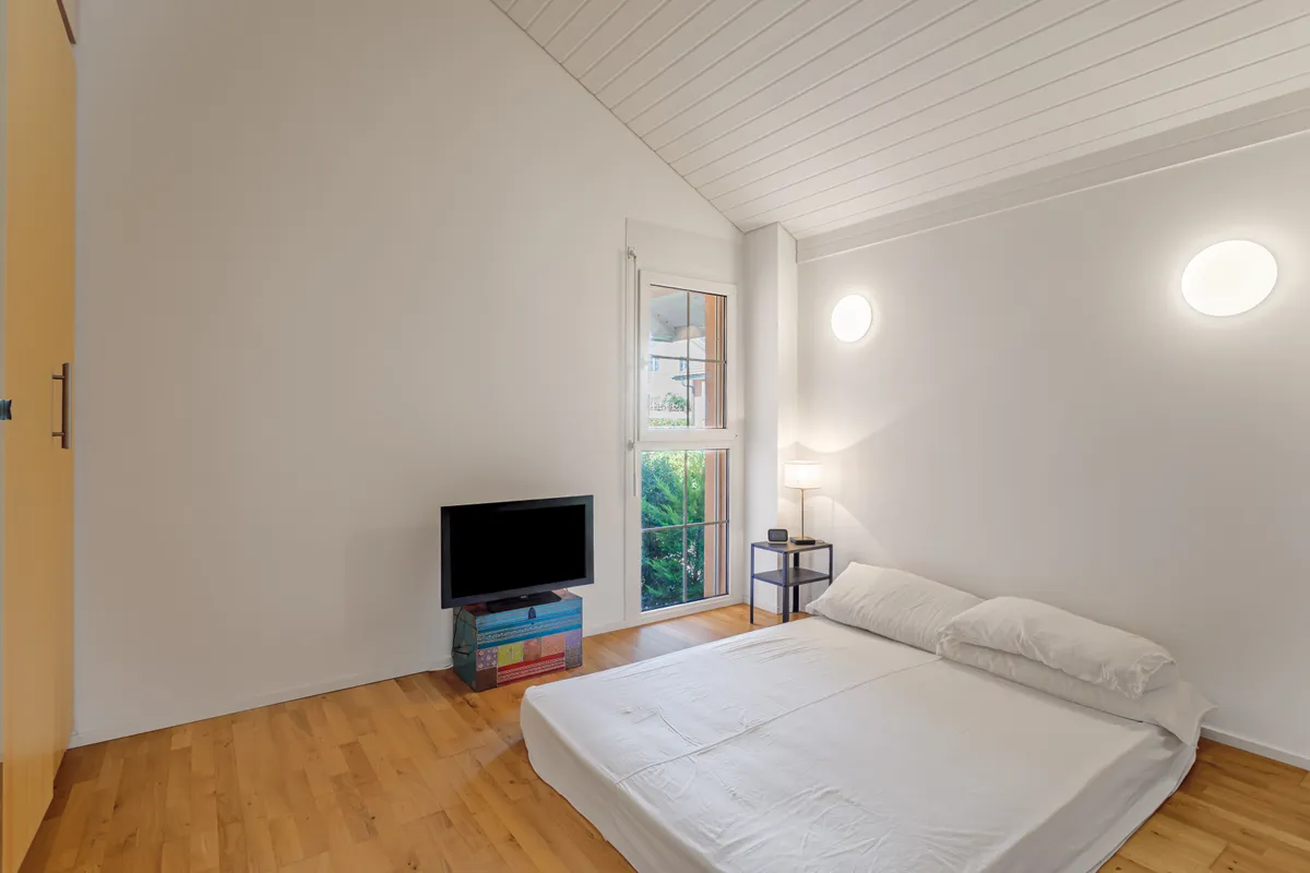 Helles Schlafzimmer mit schlichter Einrichtung