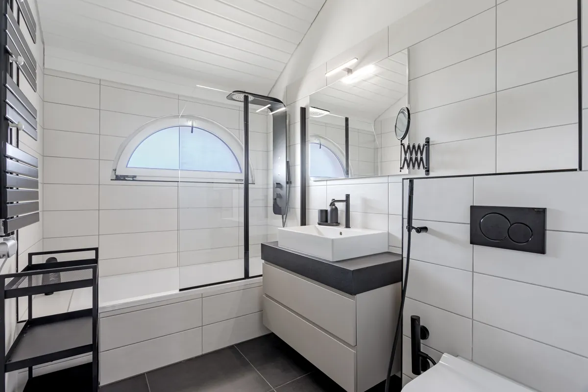 Modernes Badezimmer mit Rundfenster
