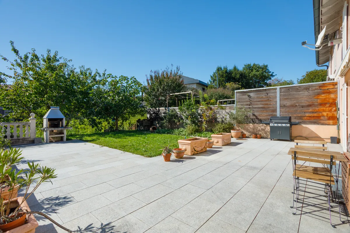 Garten mit Terrasse und Grillplatz