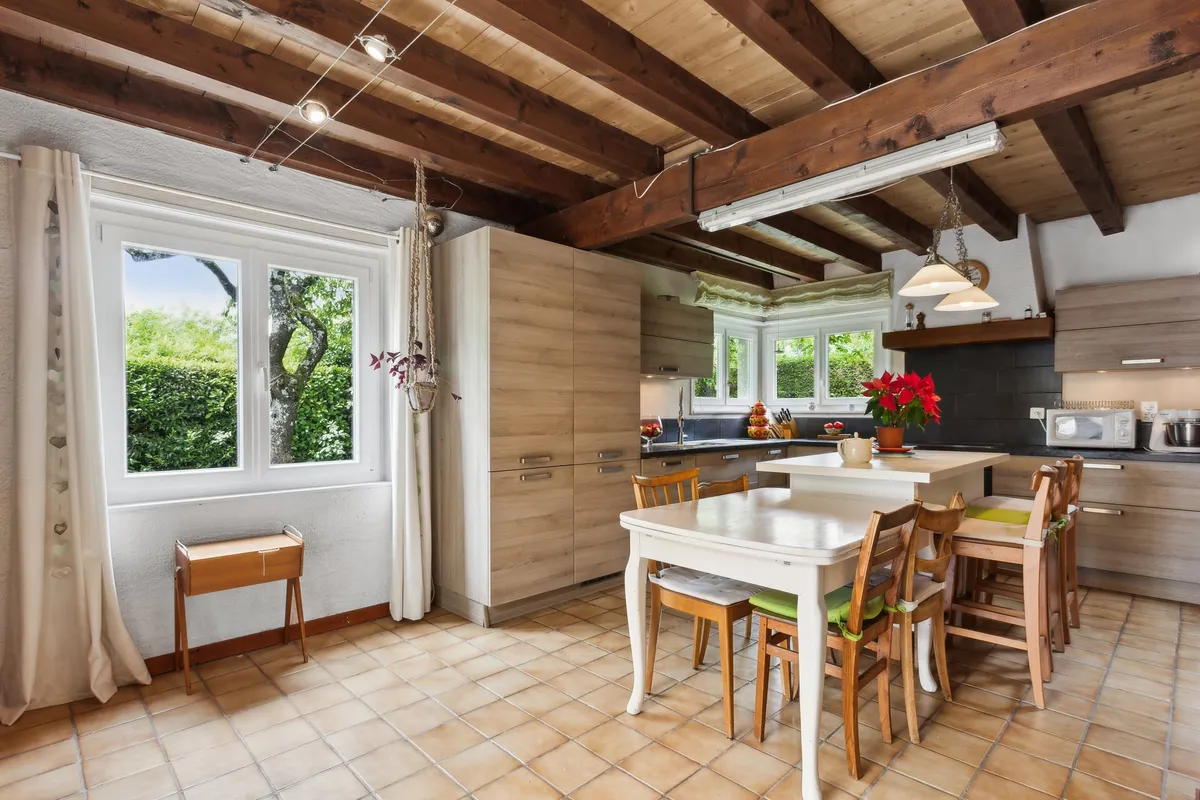 Offene Landhausküche mit Holzbalkendecke