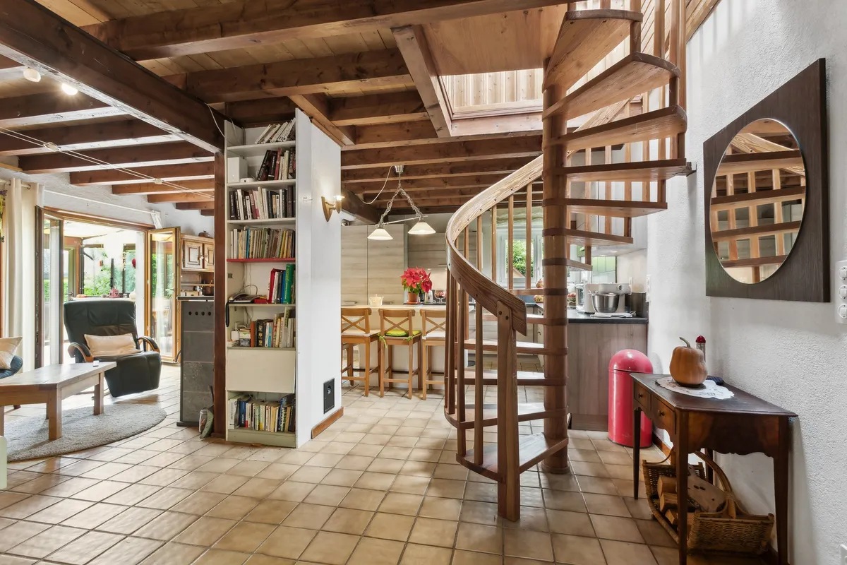 Wohnraum mit Holzdecke und Wendeltreppe