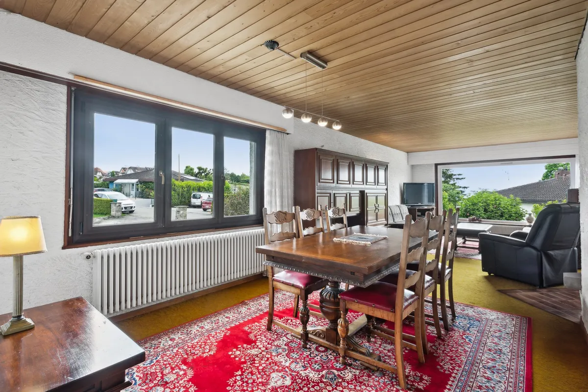 Wohnzimmer mit Essbereich und großem Fenster