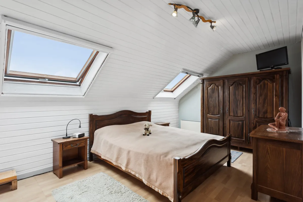 Dachgeschoss-Schlafzimmer mit Dachfenstern