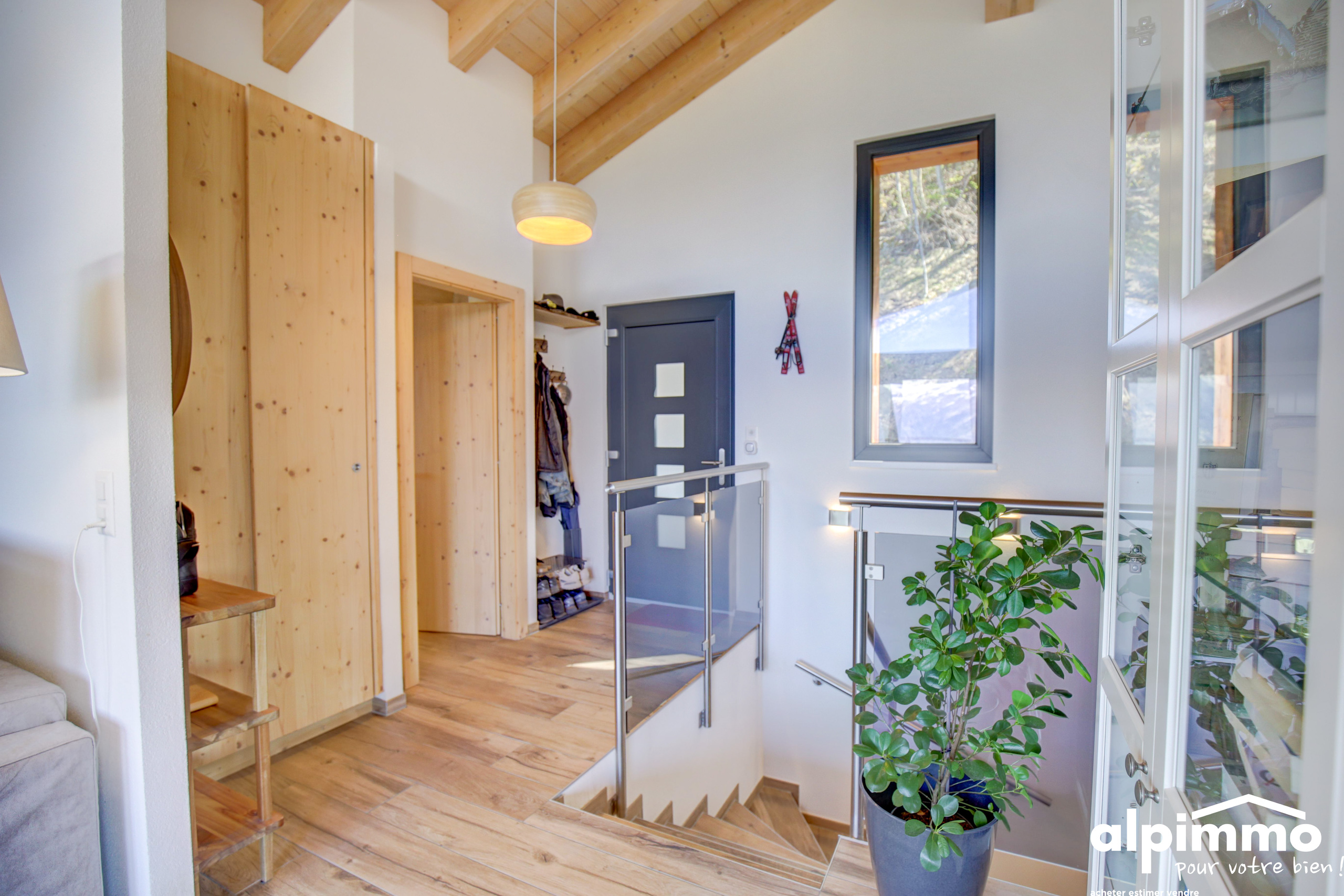 Heller Flur mit Treppe und Holzdetails