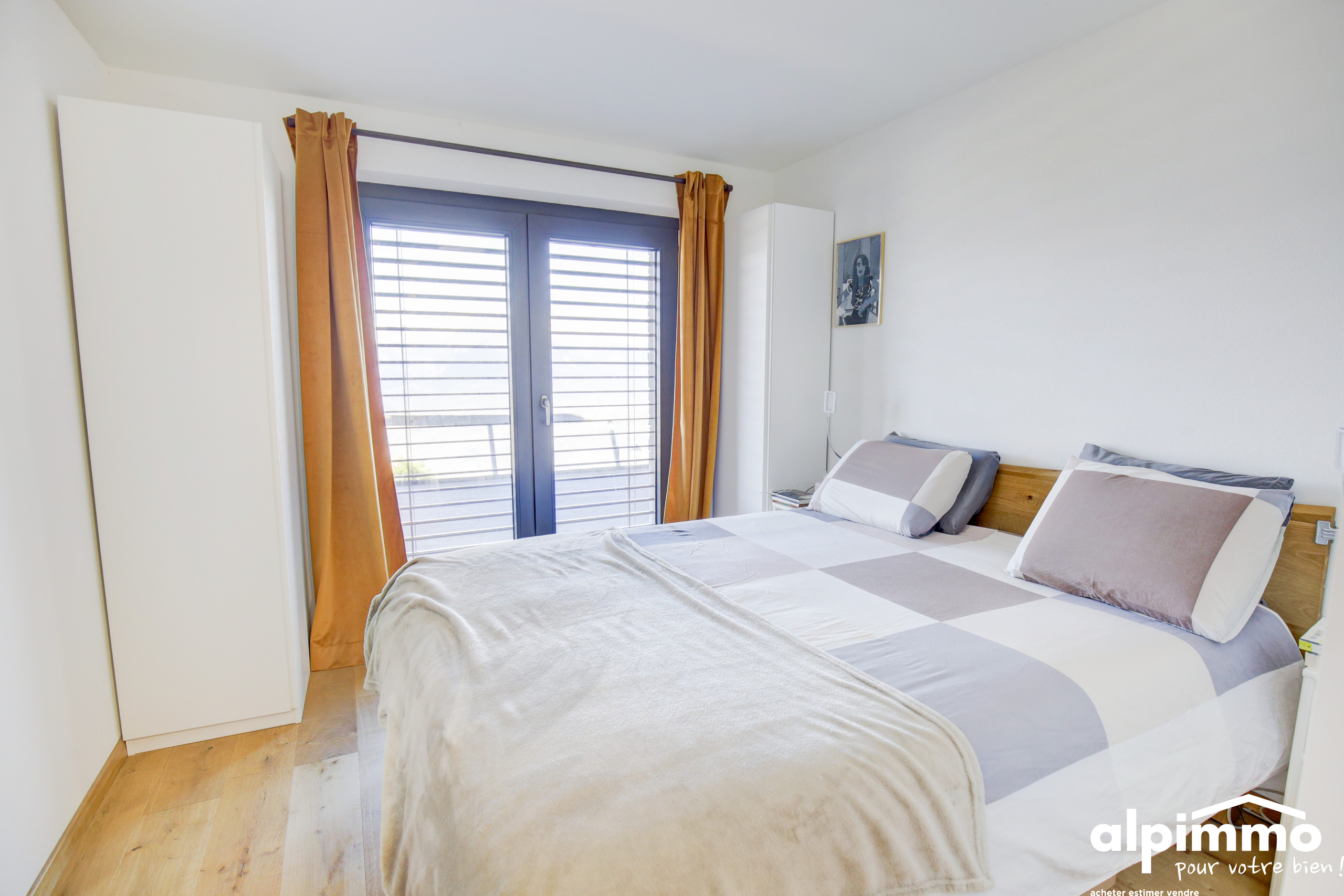 Helles Schlafzimmer mit Balkonzugang
