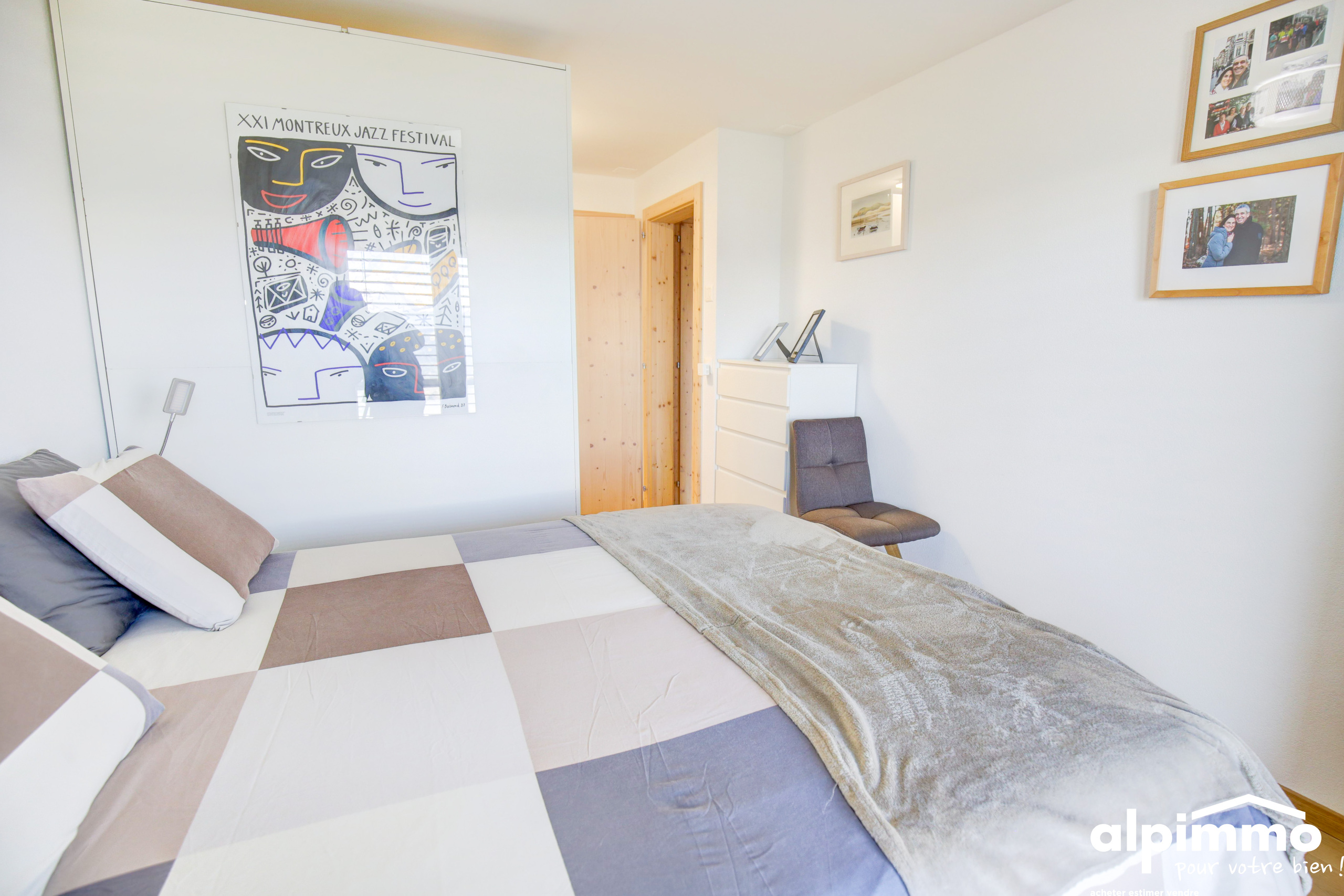Helles Schlafzimmer mit Doppelbett