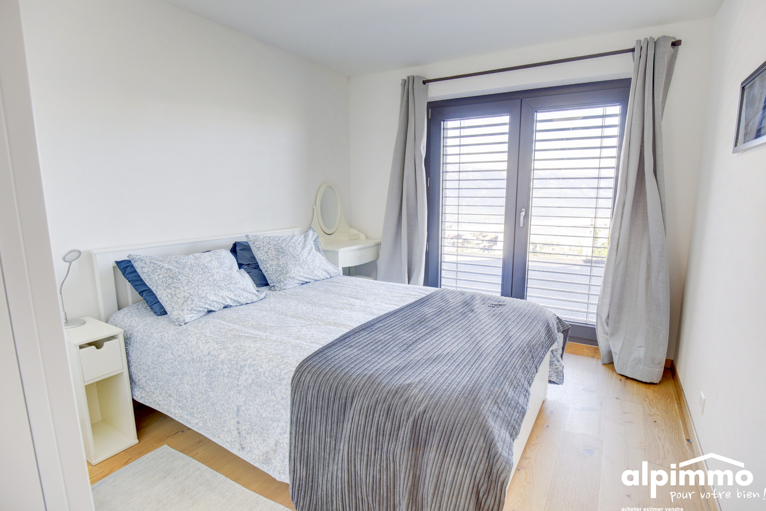 Helles Schlafzimmer mit Balkonzugang