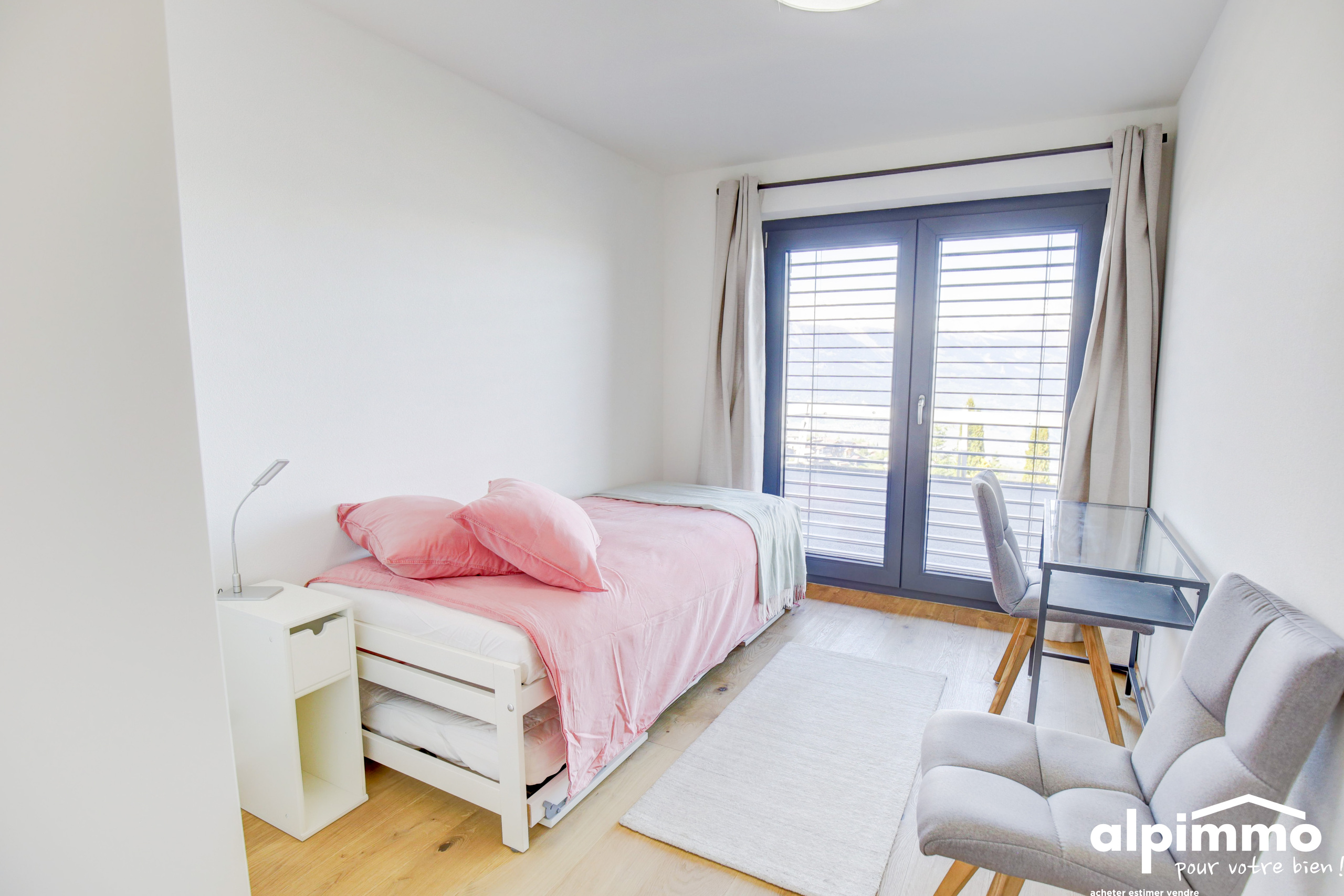 Helles Schlafzimmer mit Balkon- bzw. Fenstertür und Schreibtischecke