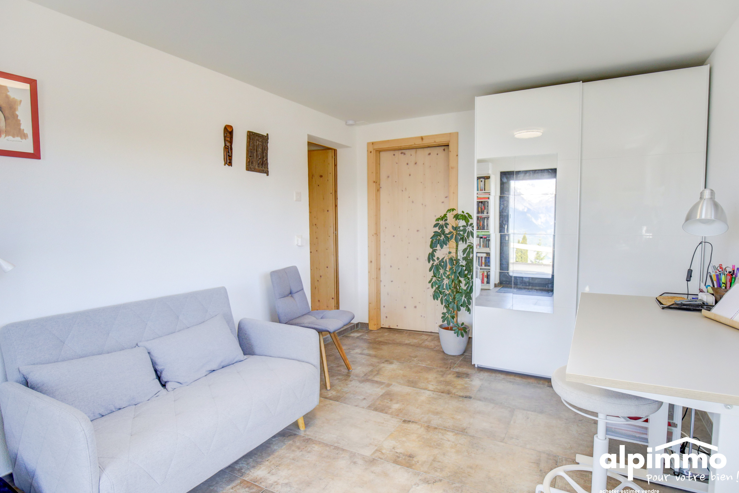 Heller Wohnraum mit Sofa und Schreibtisch
