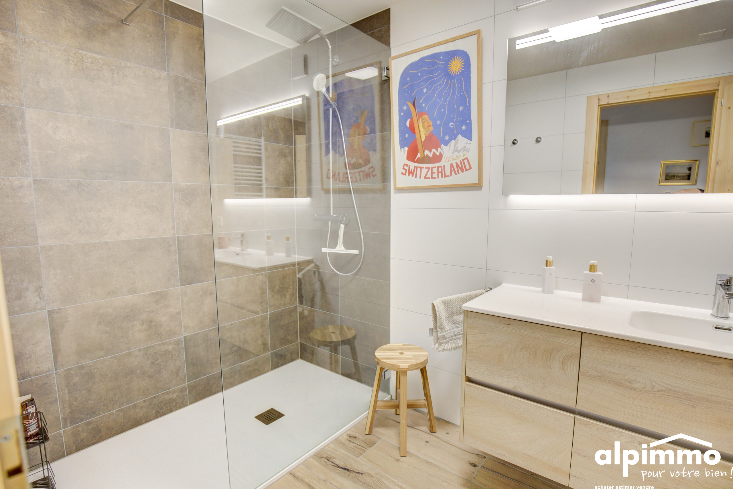 Modernes Badezimmer mit begehbarer Dusche