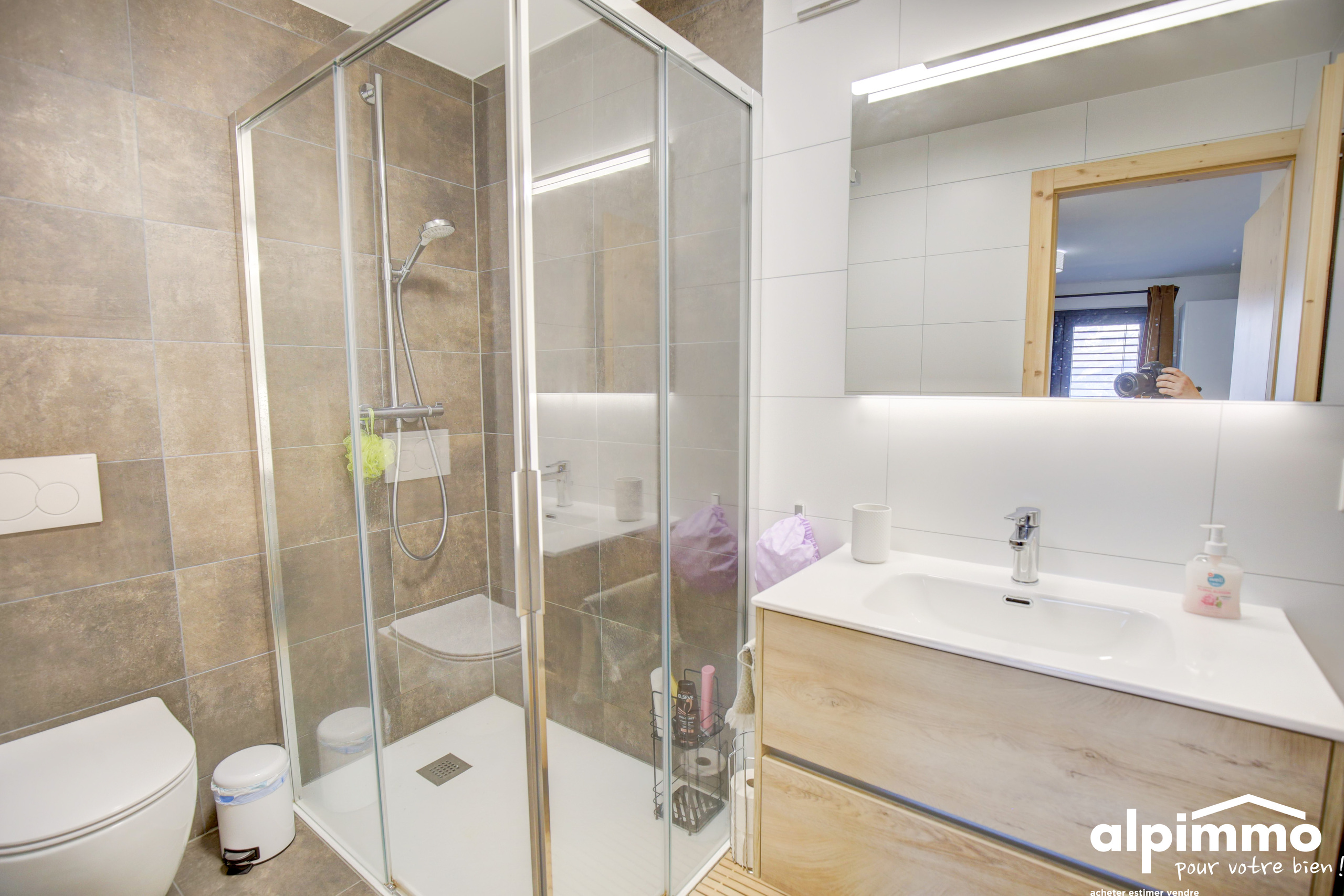Modernes Badezimmer mit Dusche und Holzwaschtisch