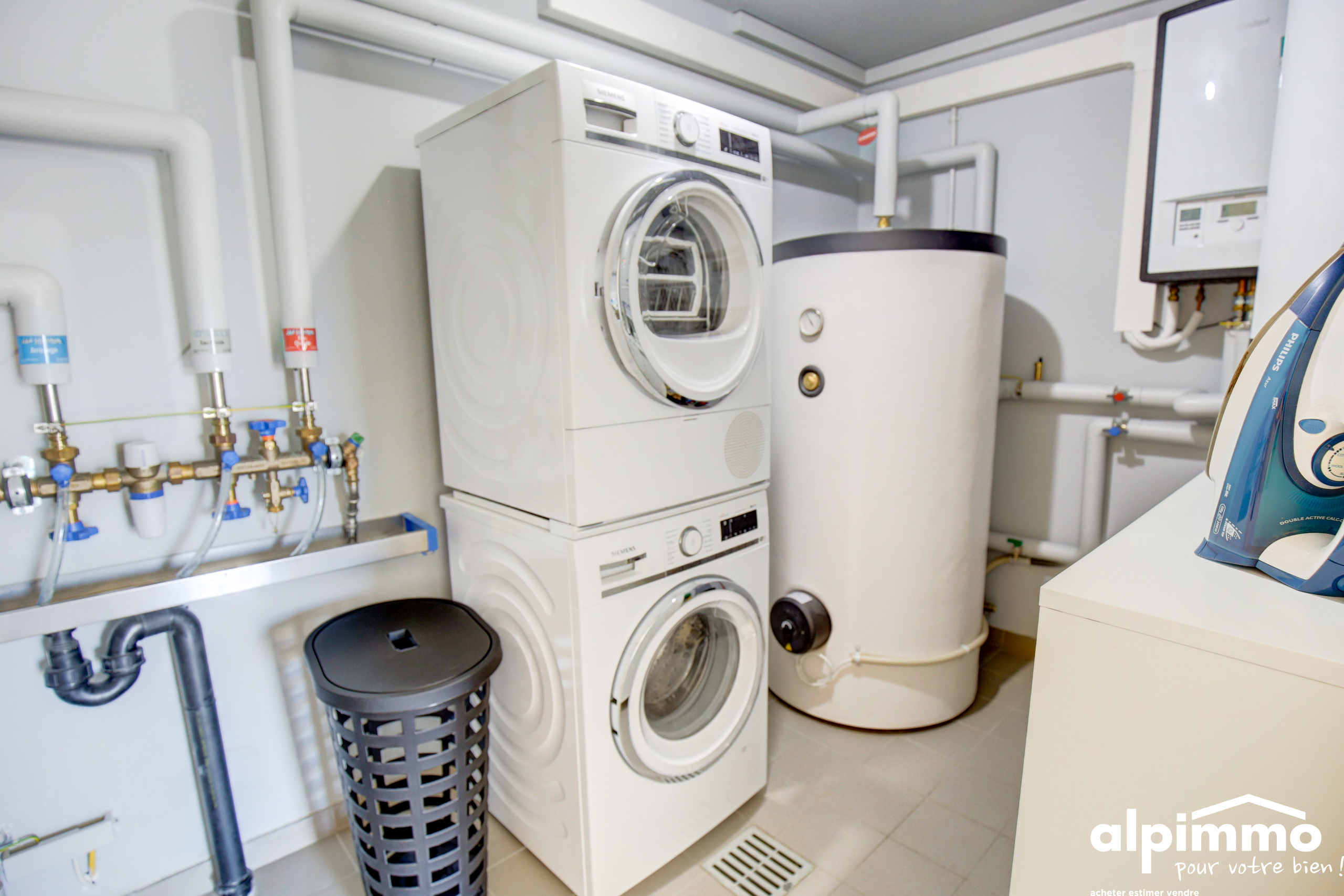 Hauswirtschaftsraum mit Technik und Geräten