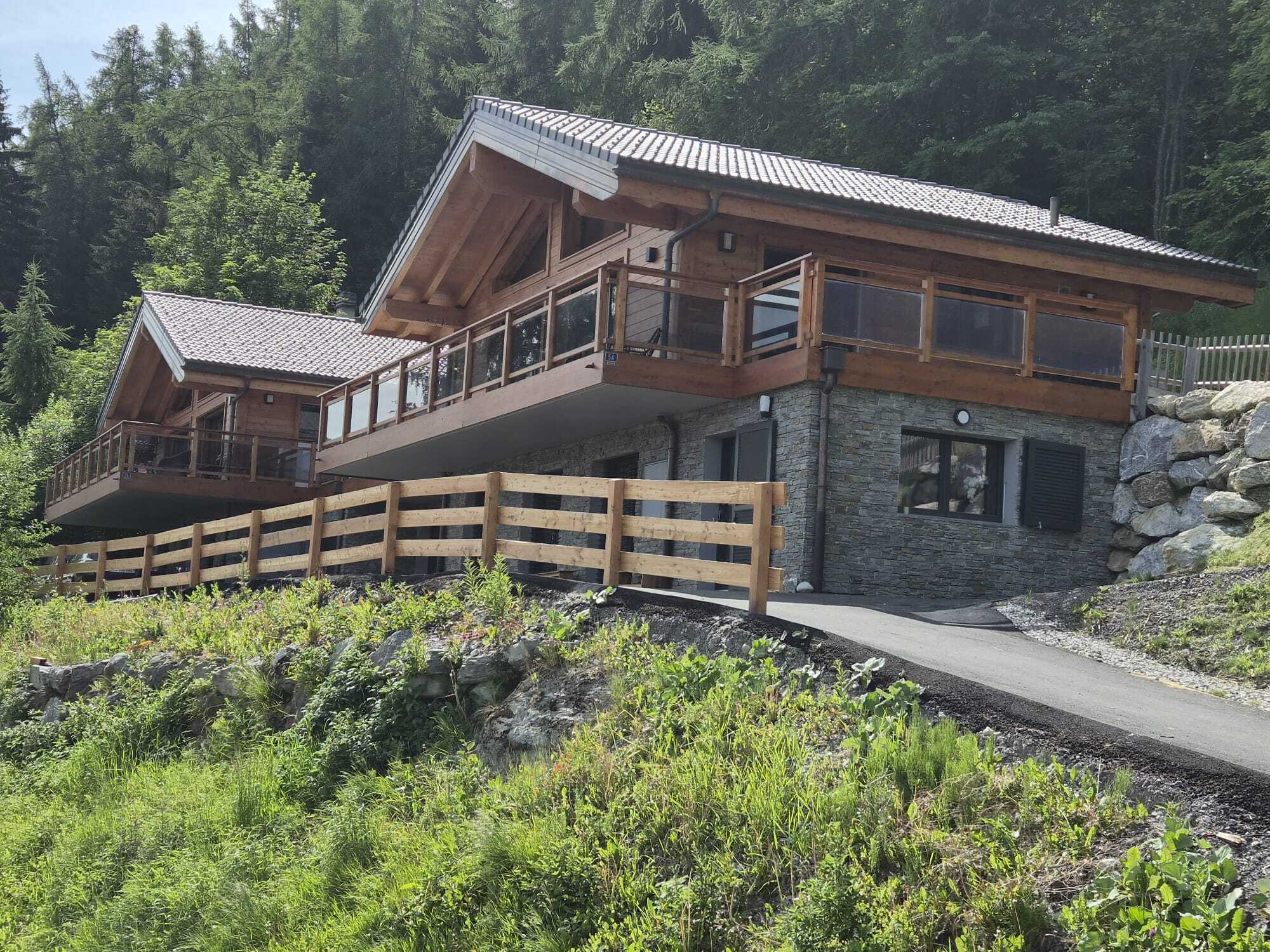 Alpines Holz-Chalet mit Terrassen