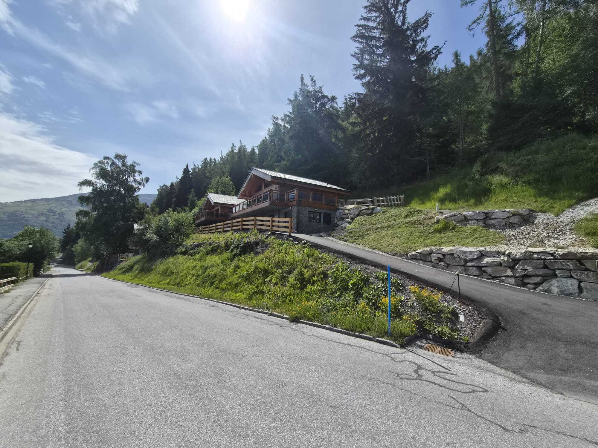 Alpenhaus an Hanglage