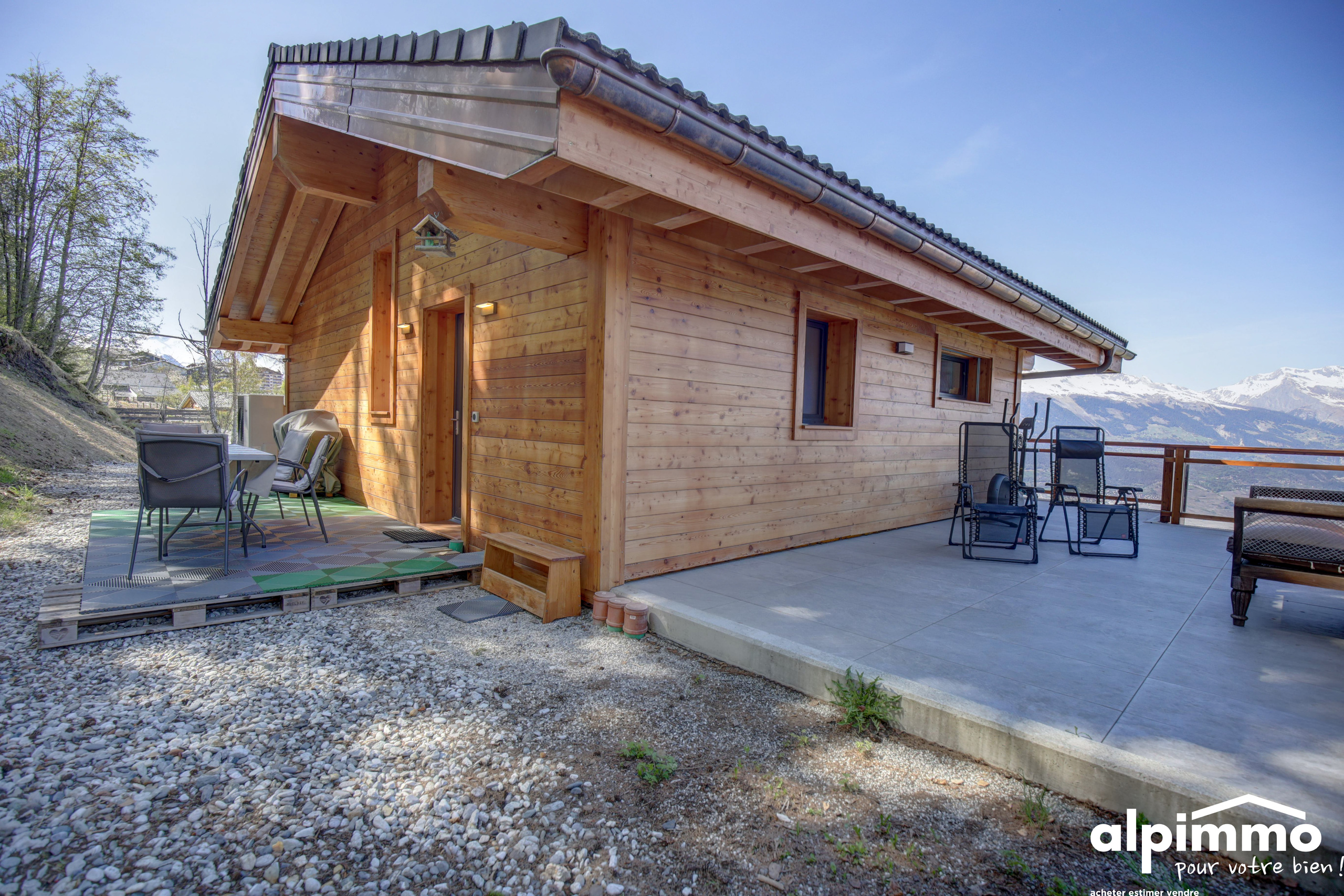 Alpines Holzhaus mit Terrasse und Bergblick