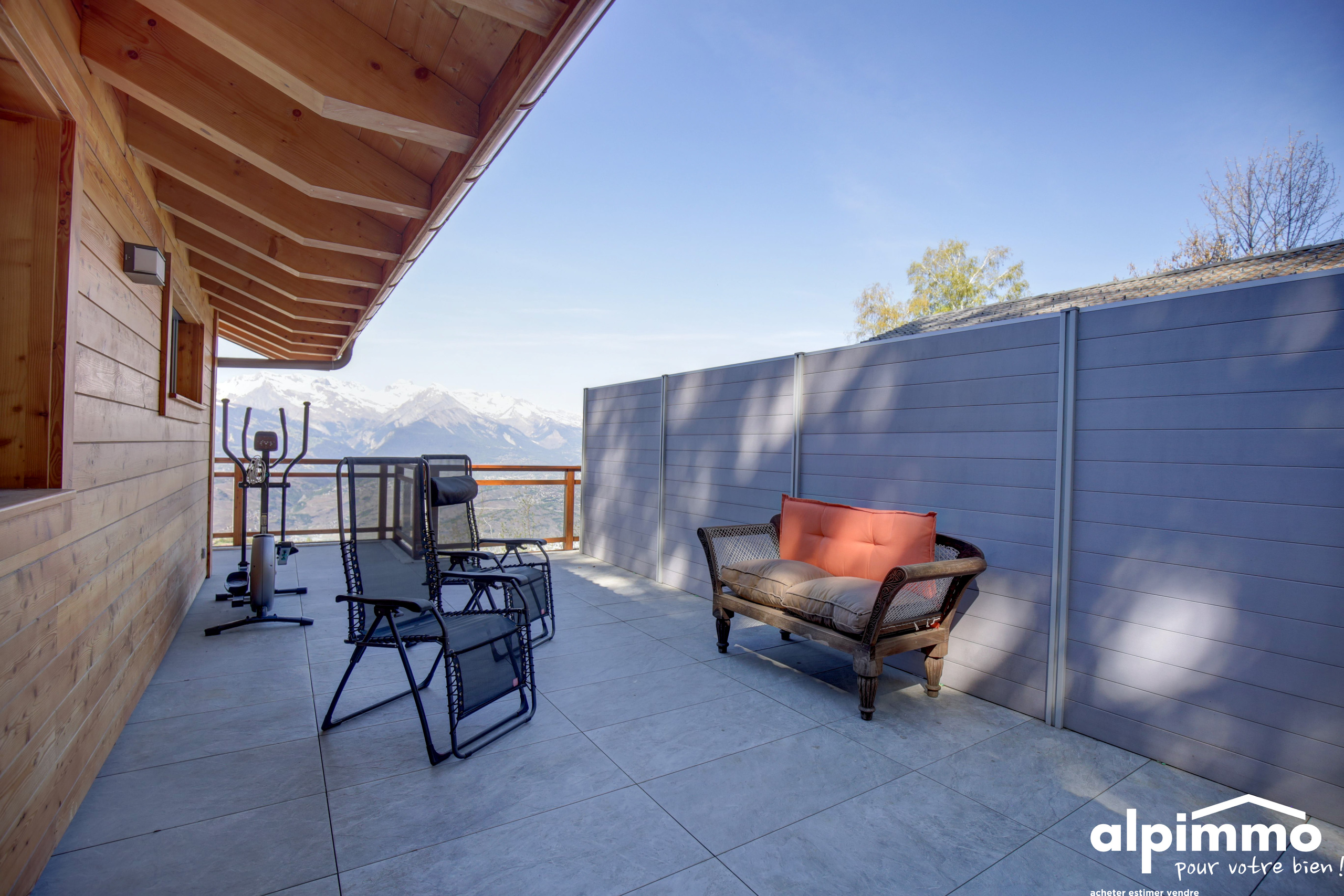 Alpen-Terrasse mit Bergblick