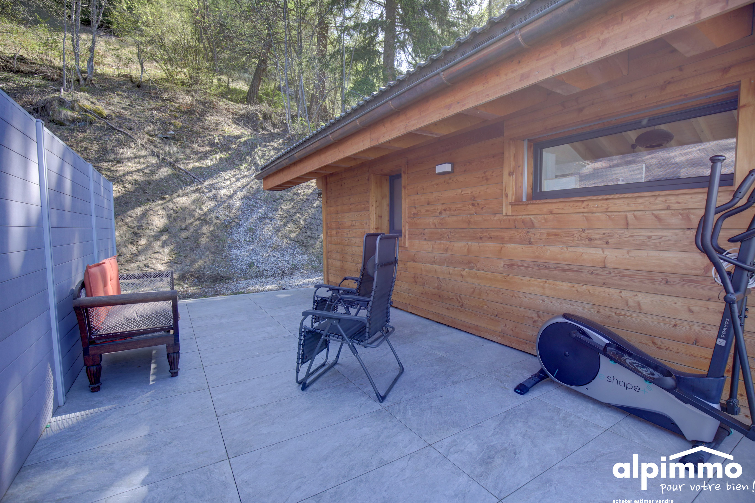 Überdachte Terrasse mit Holzverkleidung