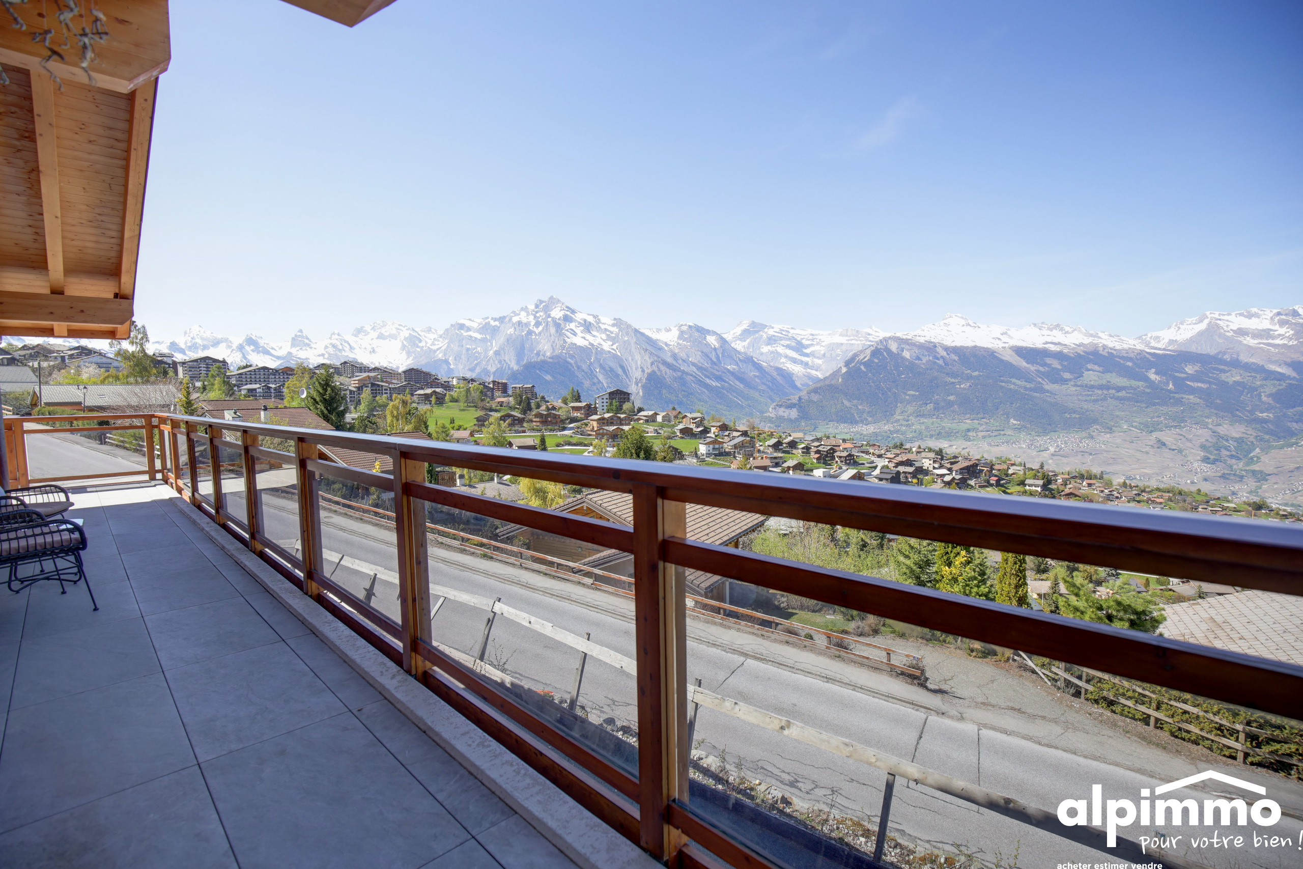 Balkon mit Bergpanorama