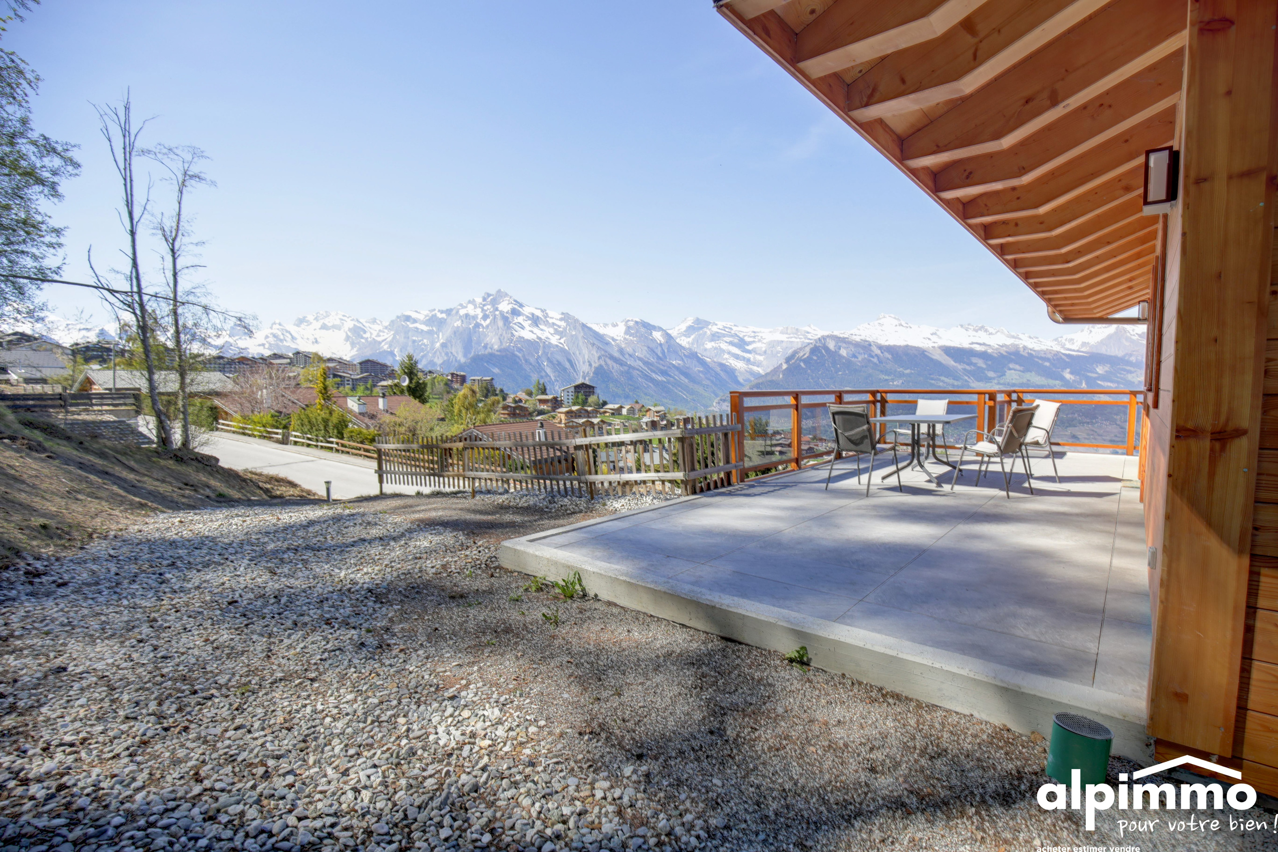 Bergblick von einer Terrasse