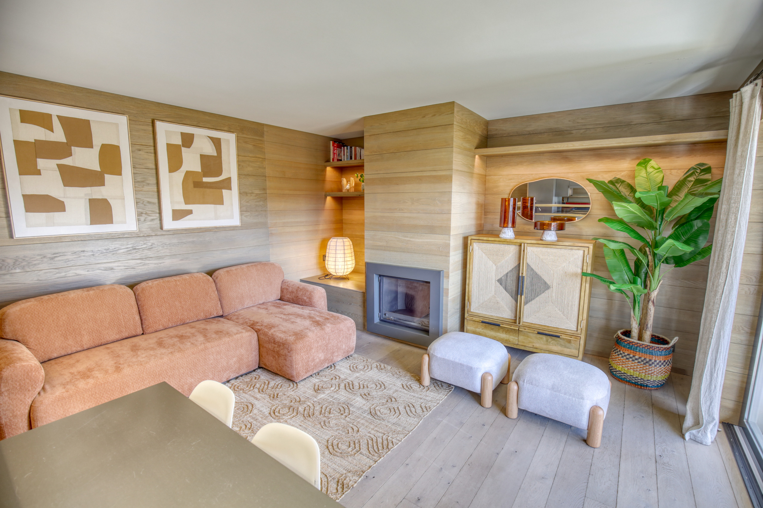 Gemütliches Wohnzimmer mit Kamin und Holzverkleidung