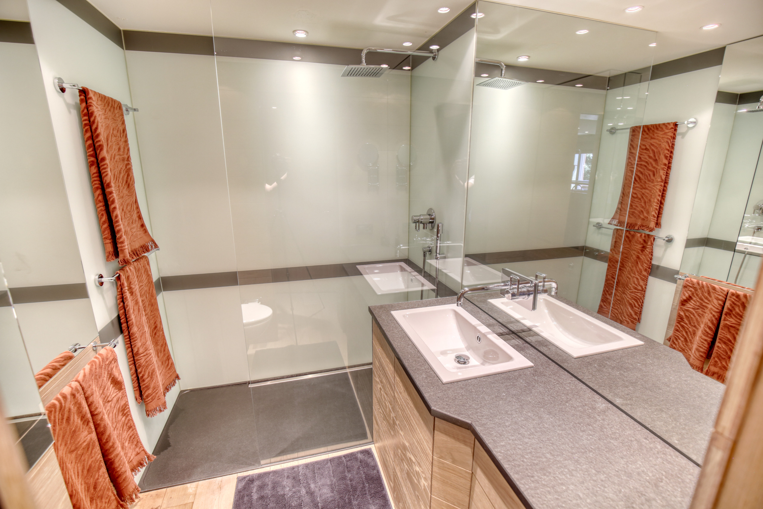 Modernes Badezimmer mit Duschbereich und Doppelwaschbecken