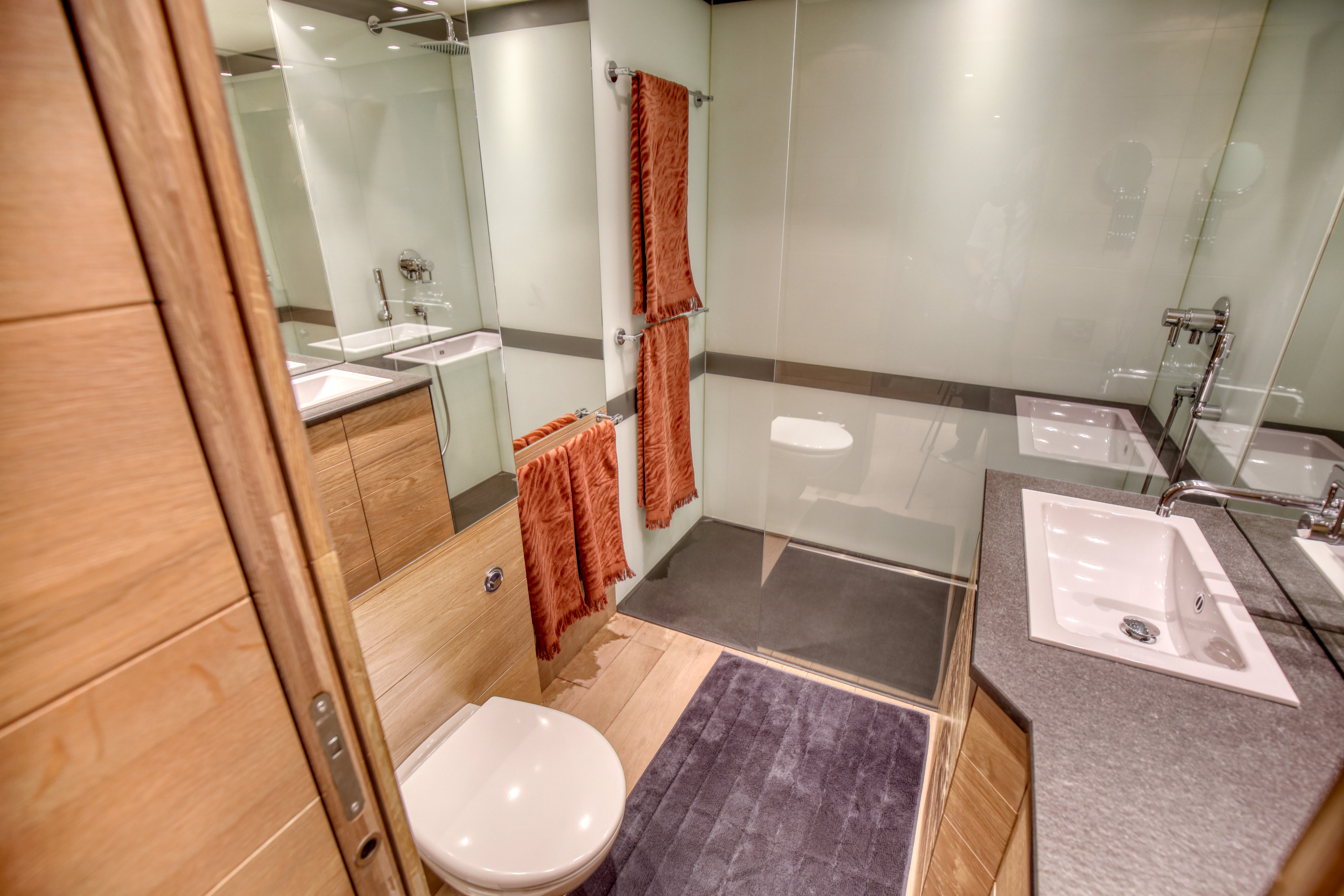 Modernes Badezimmer mit Glasdusche und Doppelwaschtisch