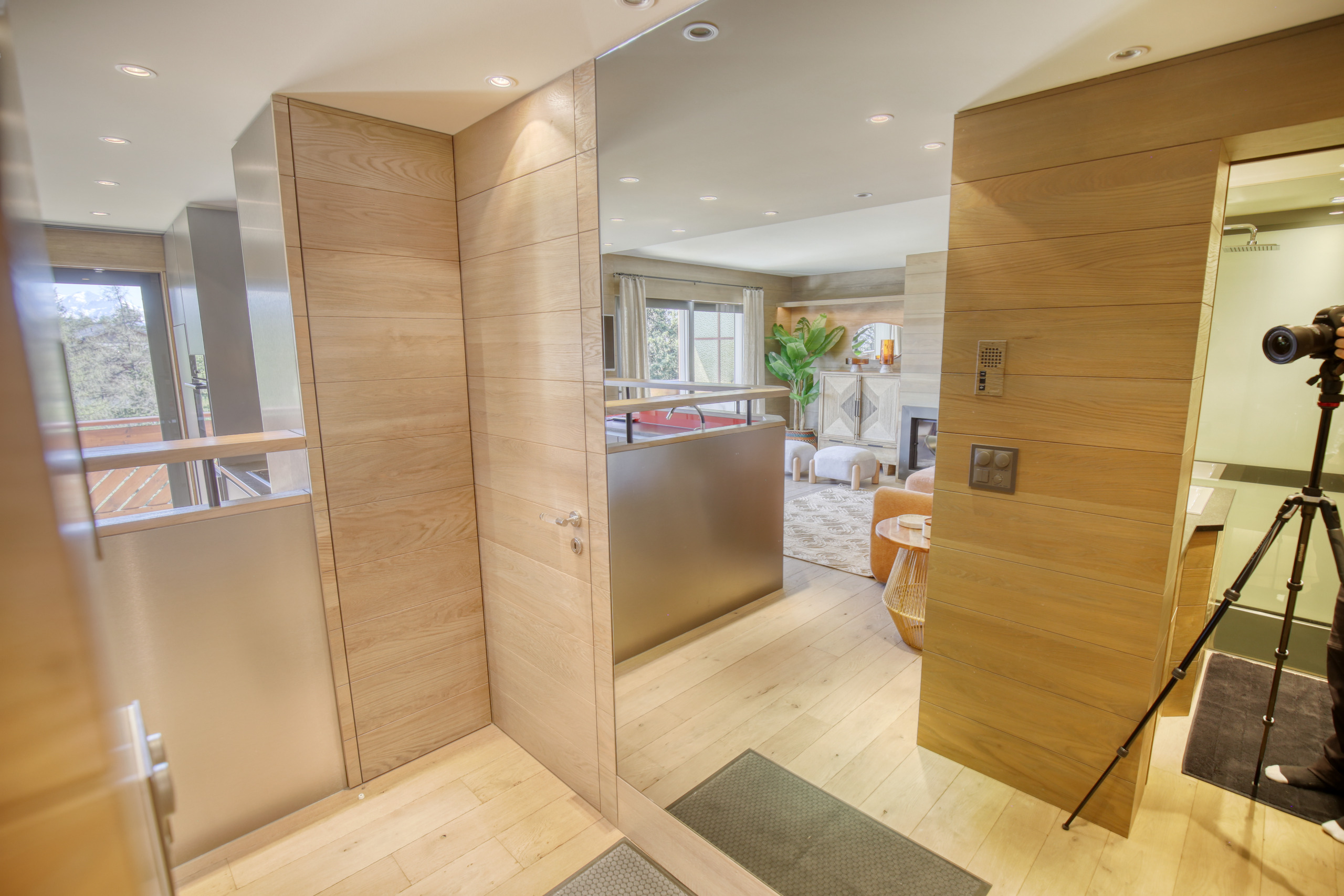 Moderne Innenansicht mit Holzverkleidung und Spiegeln