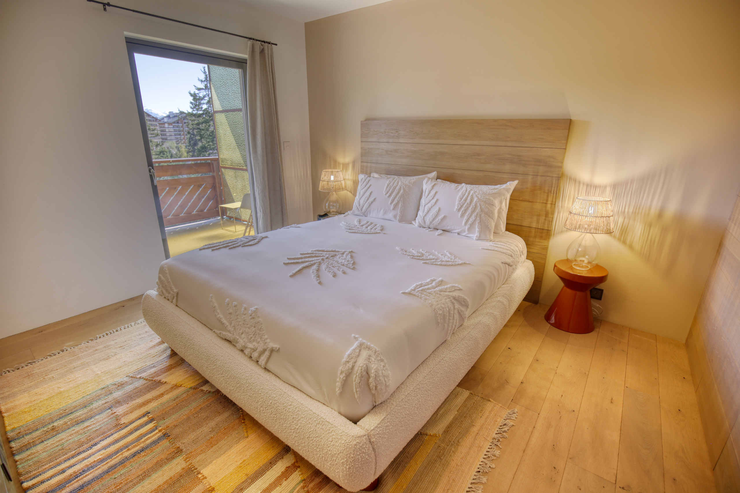 Helles Schlafzimmer mit Balkonzugang
