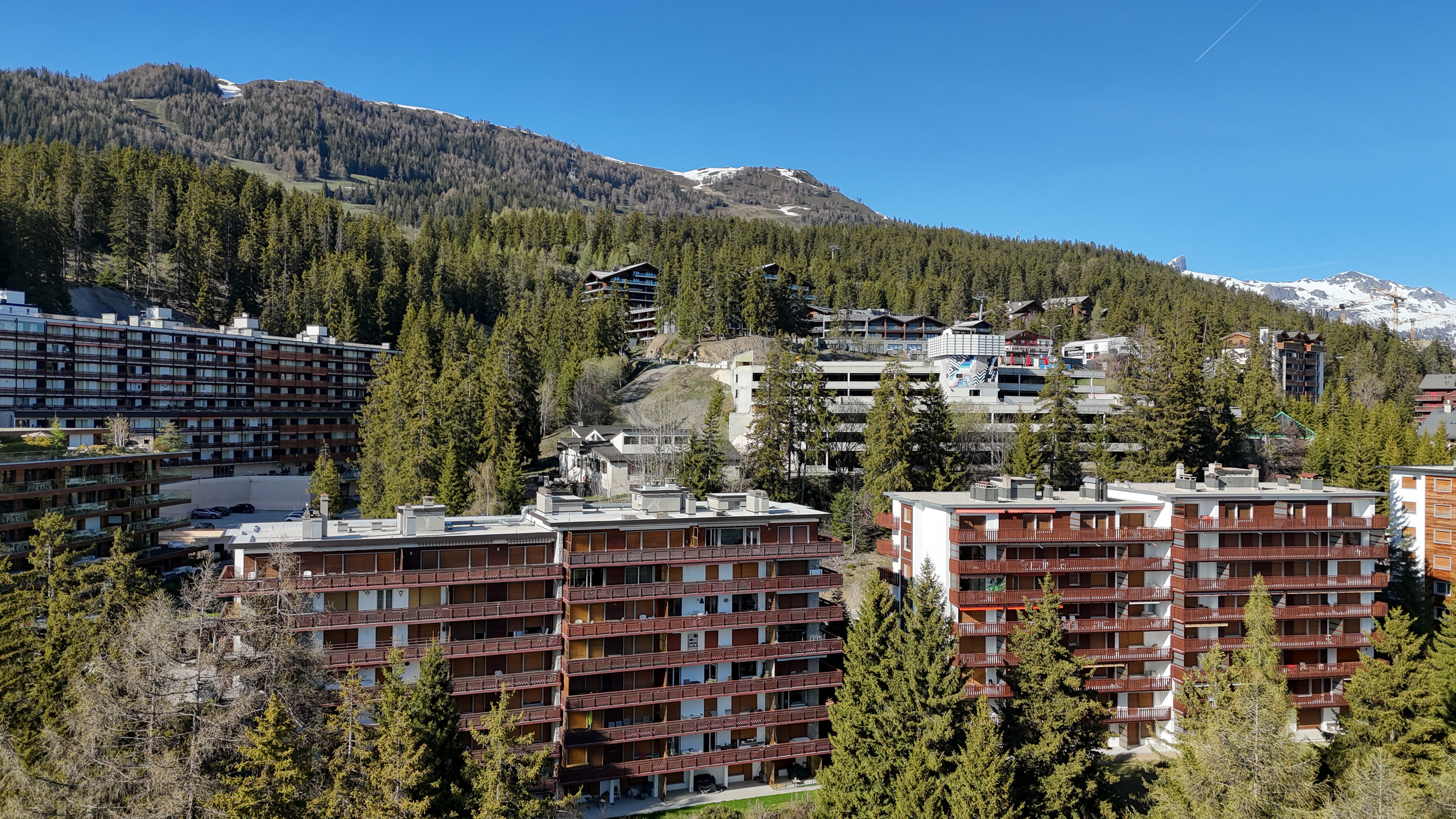 Alpiner Ferienort mit Wohnanlagen