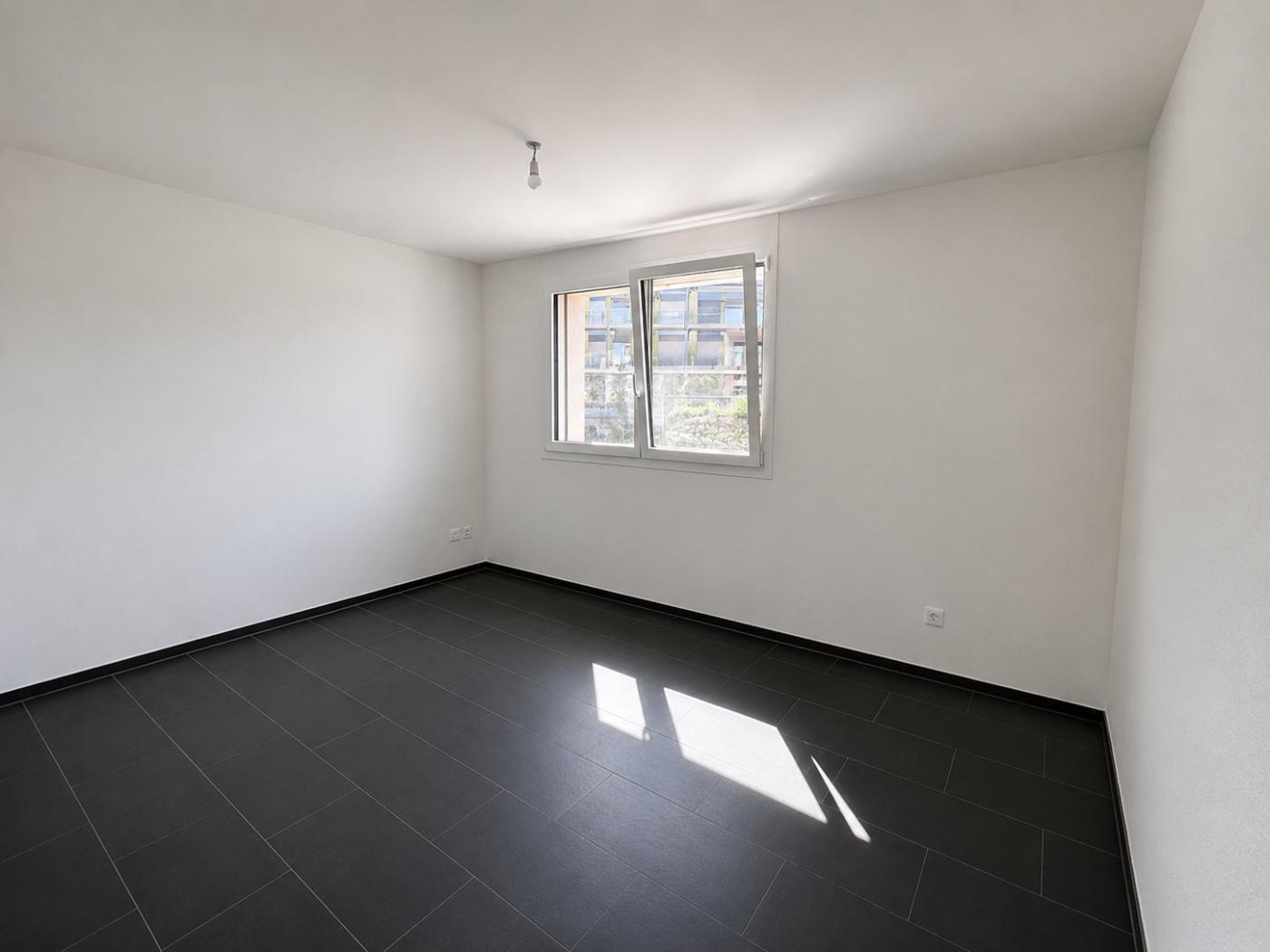 Leerer heller Raum mit Fenster