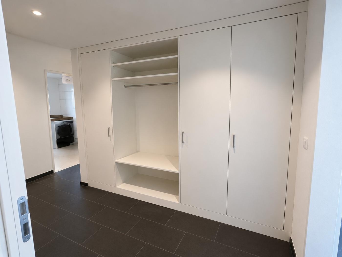 Heller Einbauschrank im Flur