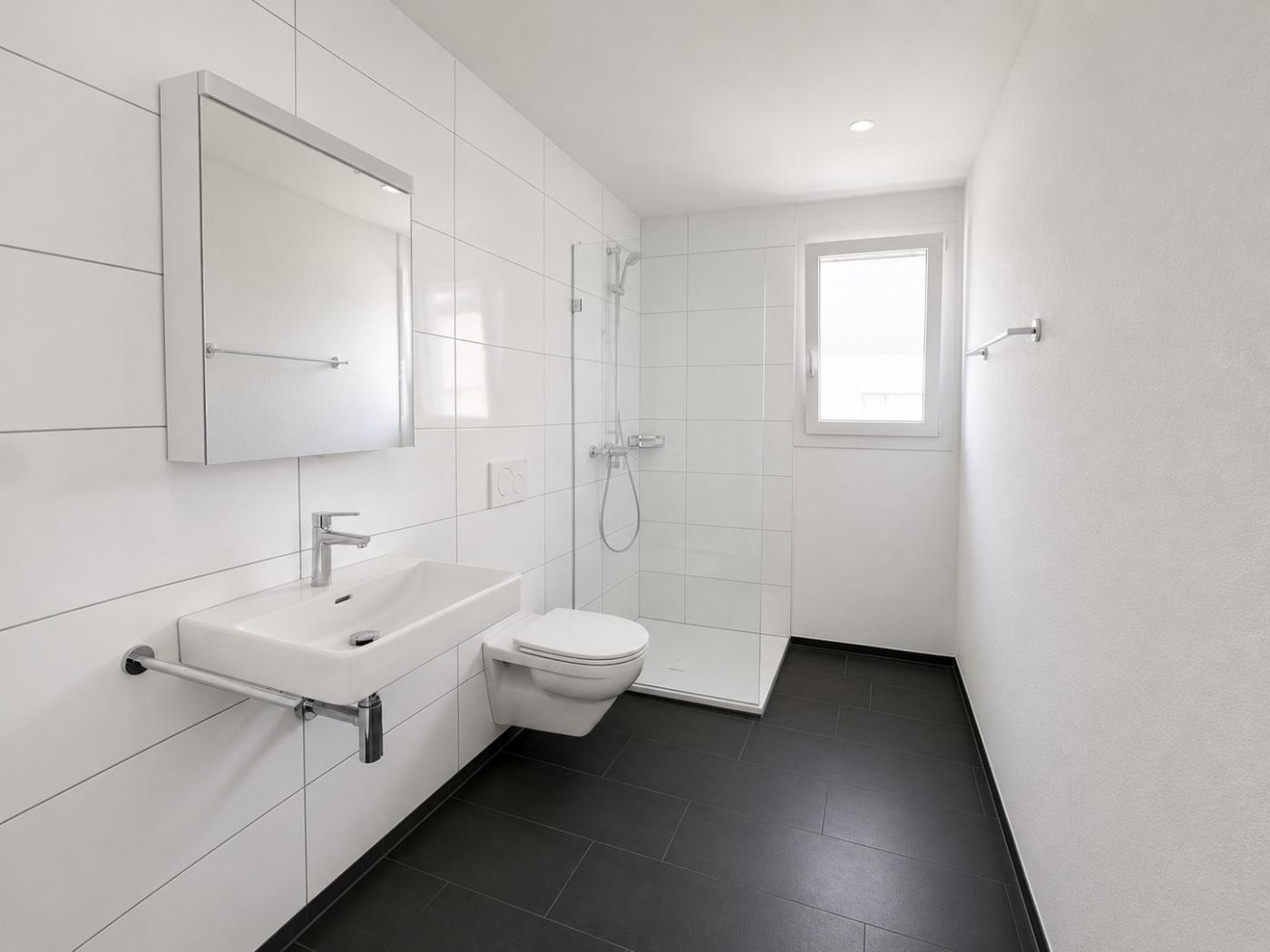 Modernes Badezimmer mit Dusche und WC