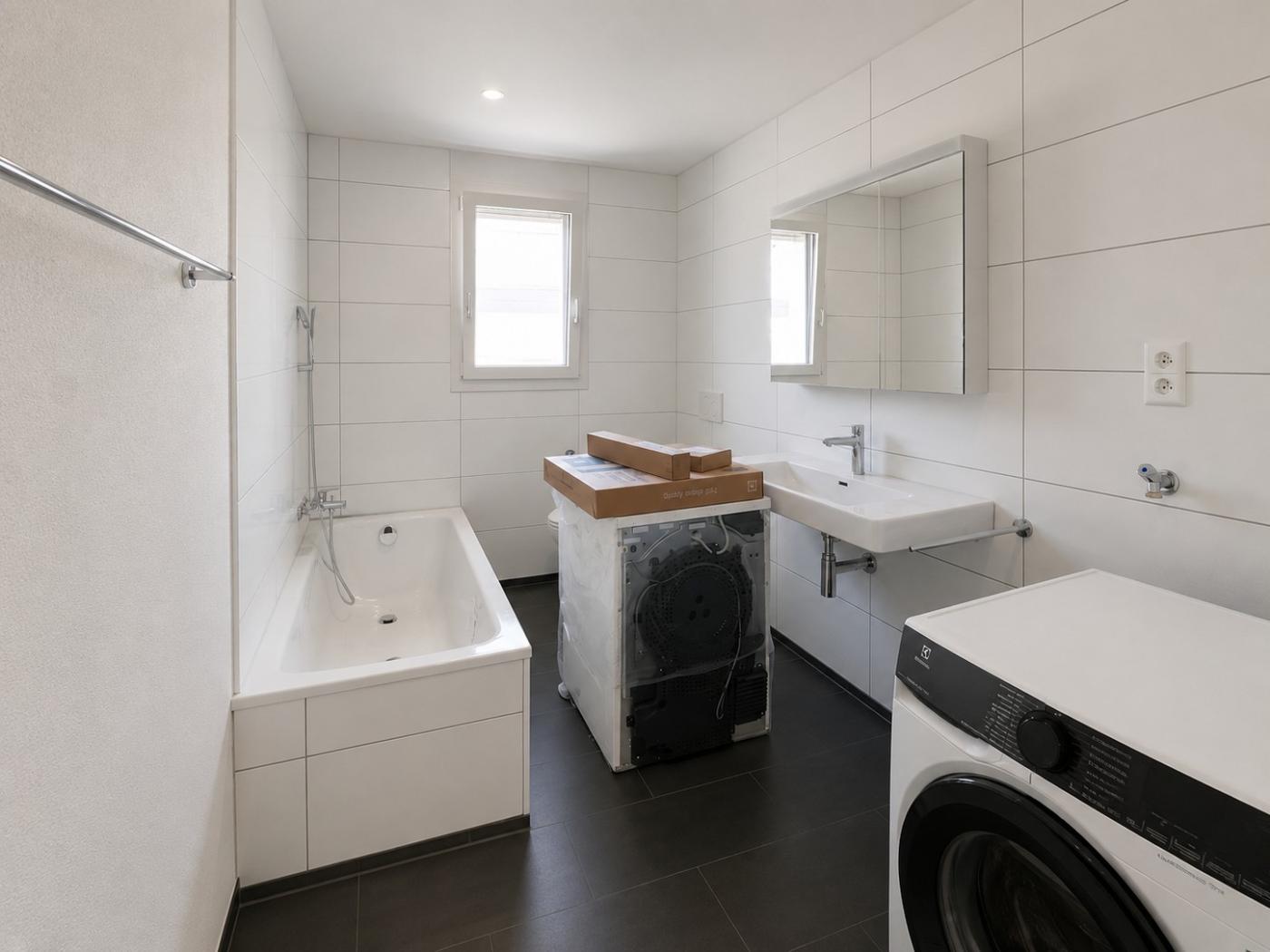 Modernes Badezimmer mit Badewanne und Waschbecken