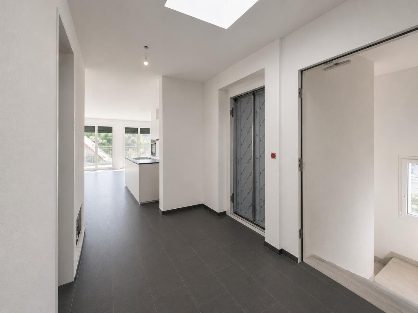 Moderner heller Flur mit Blick in den Wohnbereich