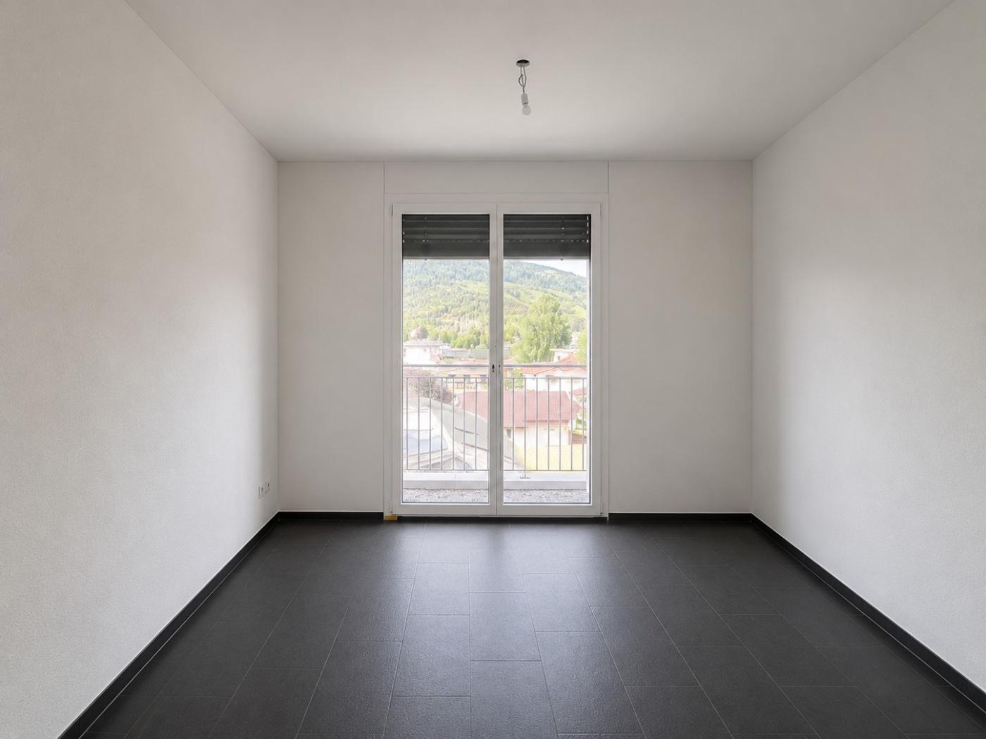 Leerer heller Raum mit Balkonfenster
