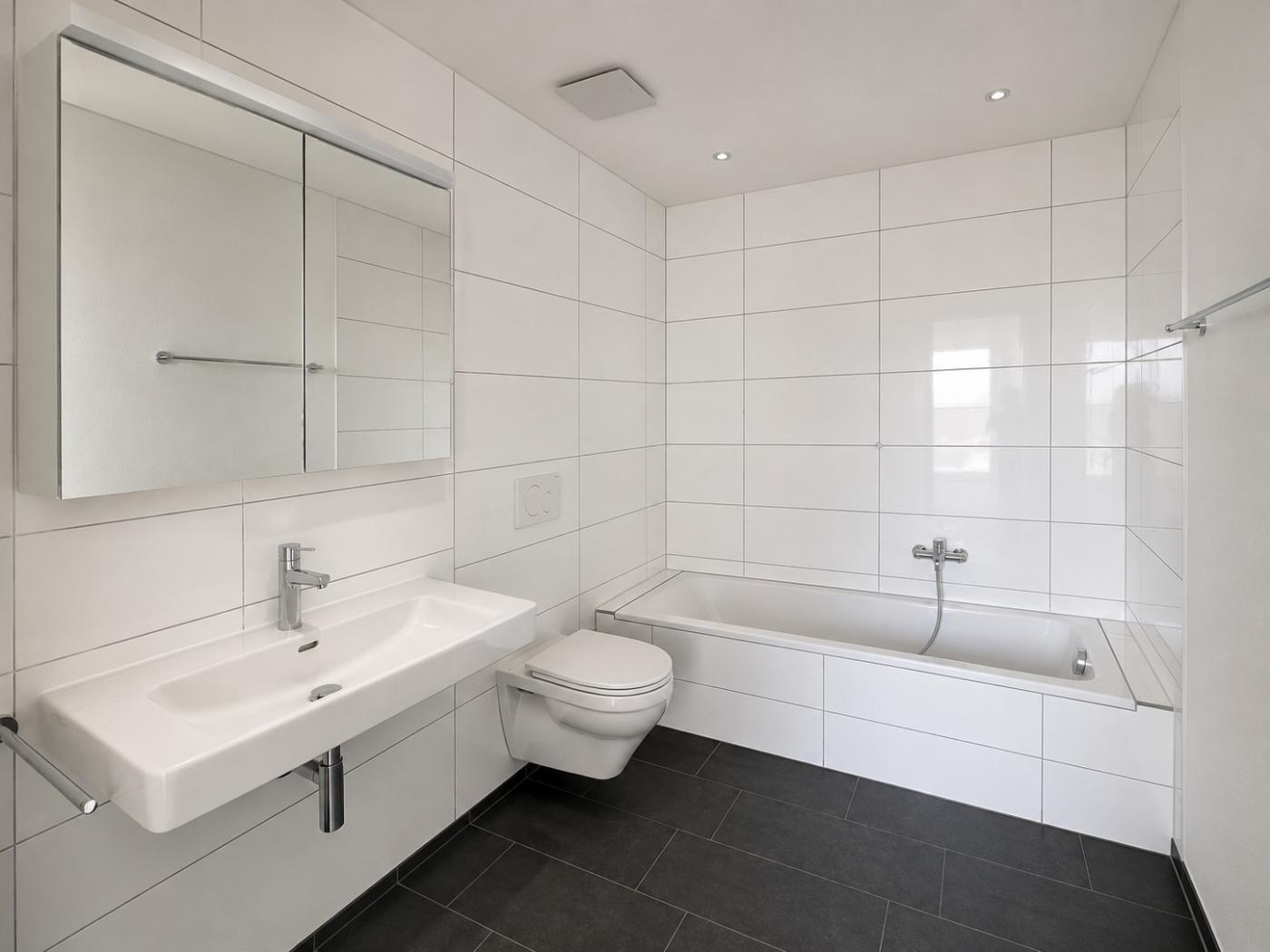 Modernes Badezimmer mit Badewanne und Waschtisch