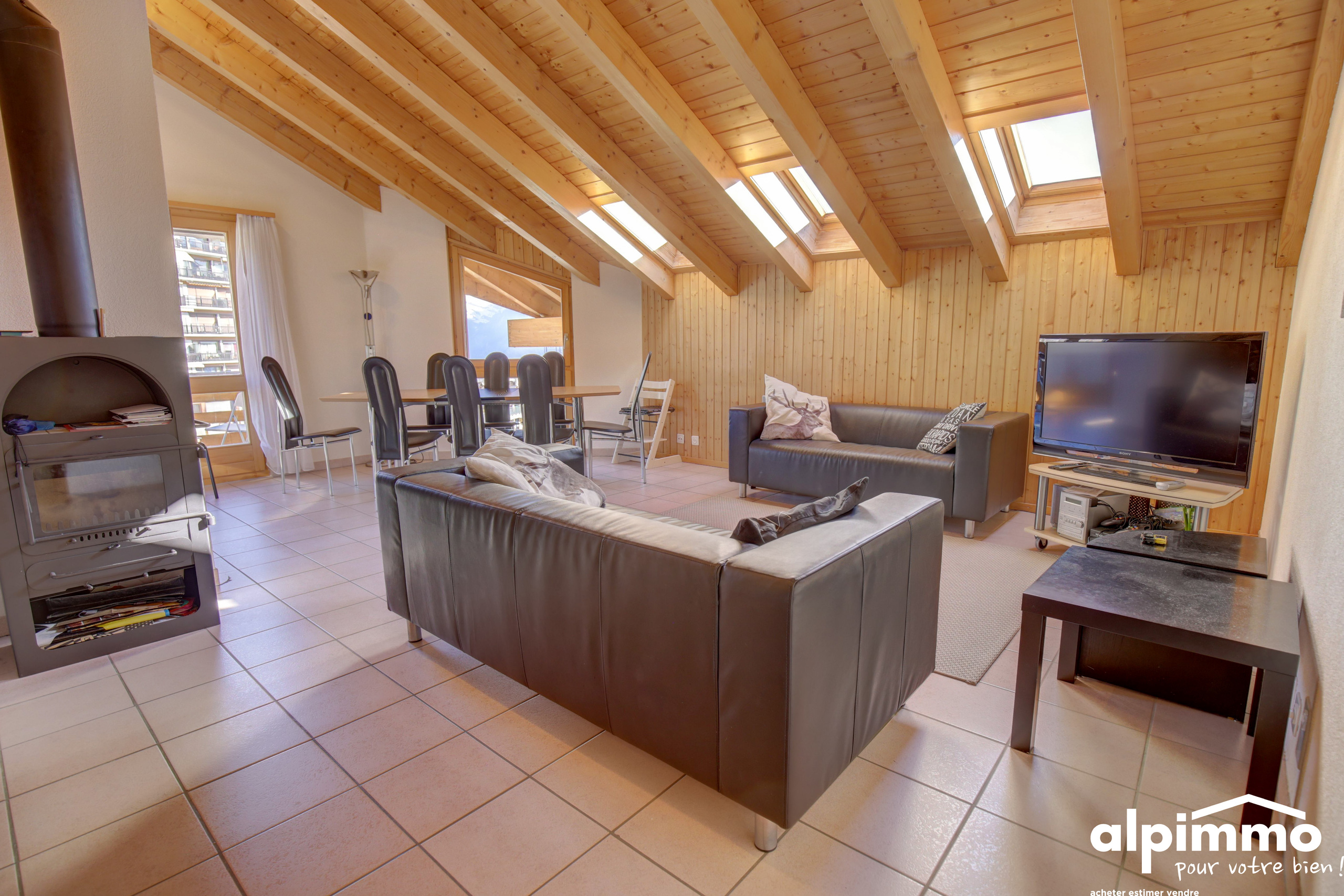 Wohnzimmer mit Dachschräge